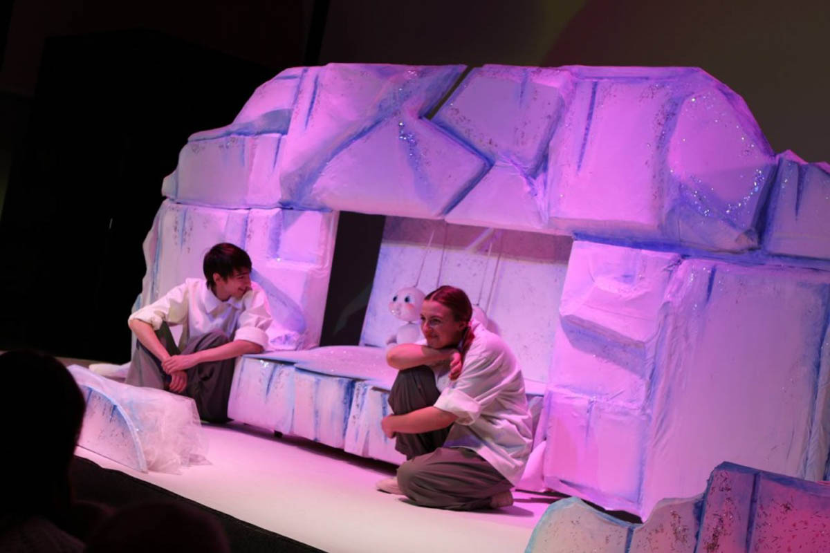 До главного зимнего праздника осталось чуть больше месяца, а значит, мамам и папам пора определяться, куда сводить своих непосед. Благо во Владимире запланировано немало новогодних представлений, которые понравятся как малышам, так и ребятам постарше. «Ключ-Медиа» собрал все мероприятия для детей в областном центре, которые пройдут накануне 2026-го, а также в январские каникулы.