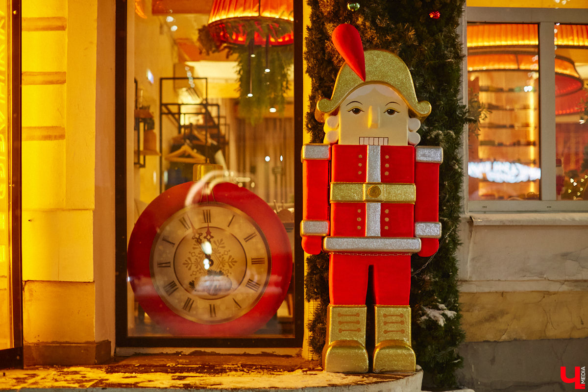 До главного зимнего праздника осталось чуть больше месяца, а значит, мамам и папам пора определяться, куда сводить своих непосед. Благо во Владимире запланировано немало новогодних представлений, которые понравятся как малышам, так и ребятам постарше. «Ключ-Медиа» собрал все мероприятия для детей в областном центре, которые пройдут накануне 2026-го, а также в январские каникулы.