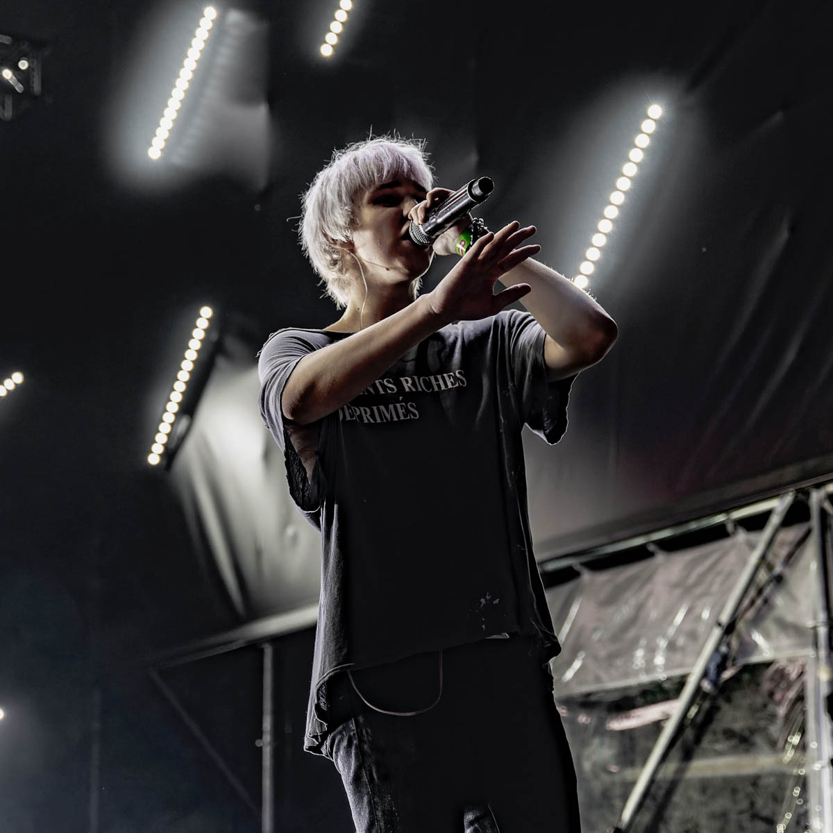 Сергей Чиграков и группа «Чиж & Co» продемонстрируют во Владимире свой фирменный рок и блюз‑рок. Шоу «Богемская рапсодия» с симфоническим оркестром подарит новые аранжировки знаменитых песен Queen, а волшебные саундтреки из мира Гарри Поттера и анимационных шедевров Миядзаки оживут в сиянии свечей.