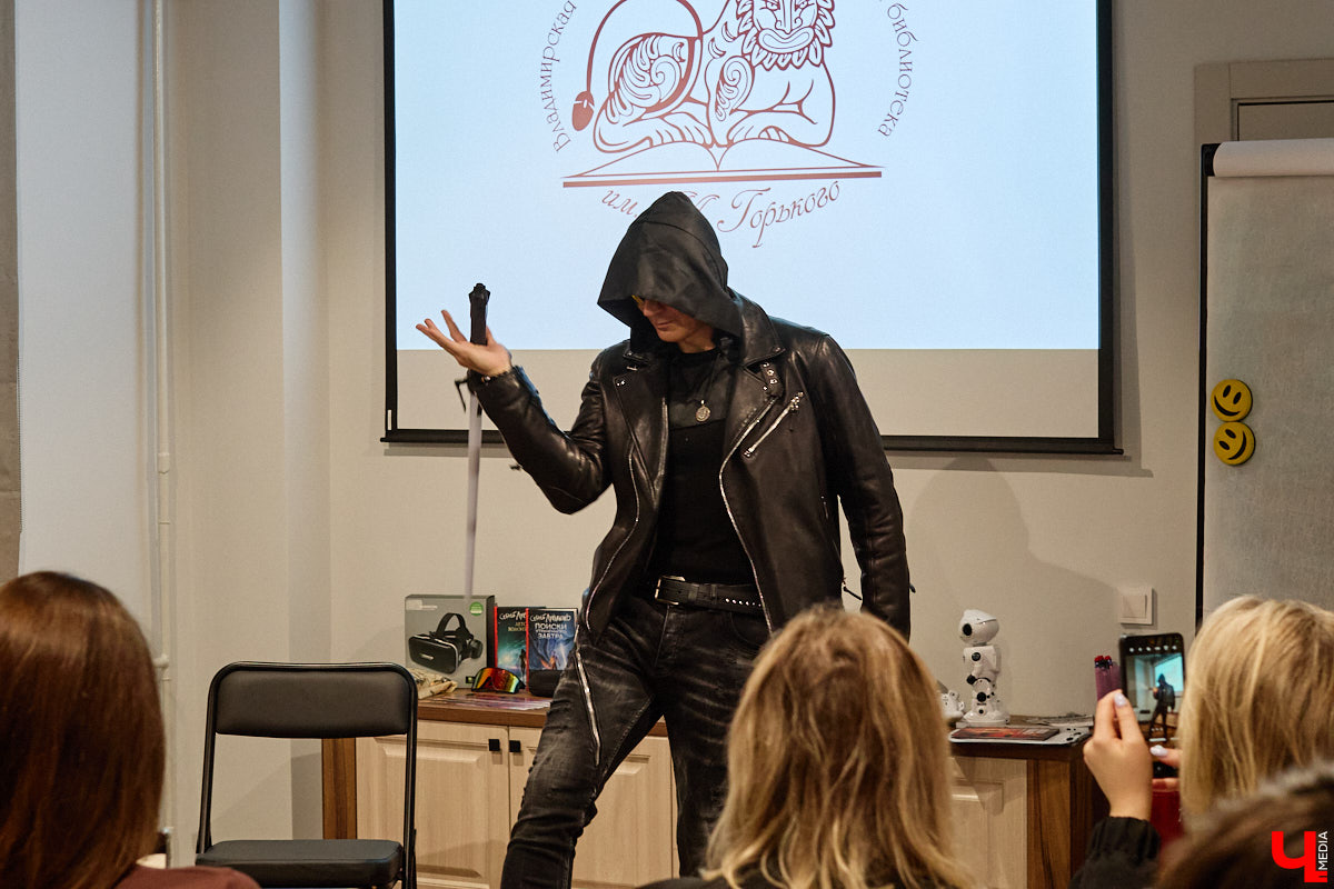 Современный мир сложно представить без роботов и помощников с искусственным интеллектом. А ведь этот сюжет давно описан в произведениях в стиле киберпанка! Этот поджанр научной фантастики окружает нас везде — в играх, музыке, кино и, конечно же, книгах. Одну из таких представил владимирский преподаватель ИТ-дисциплин и физики, а также программист Аркадий Касьянов.