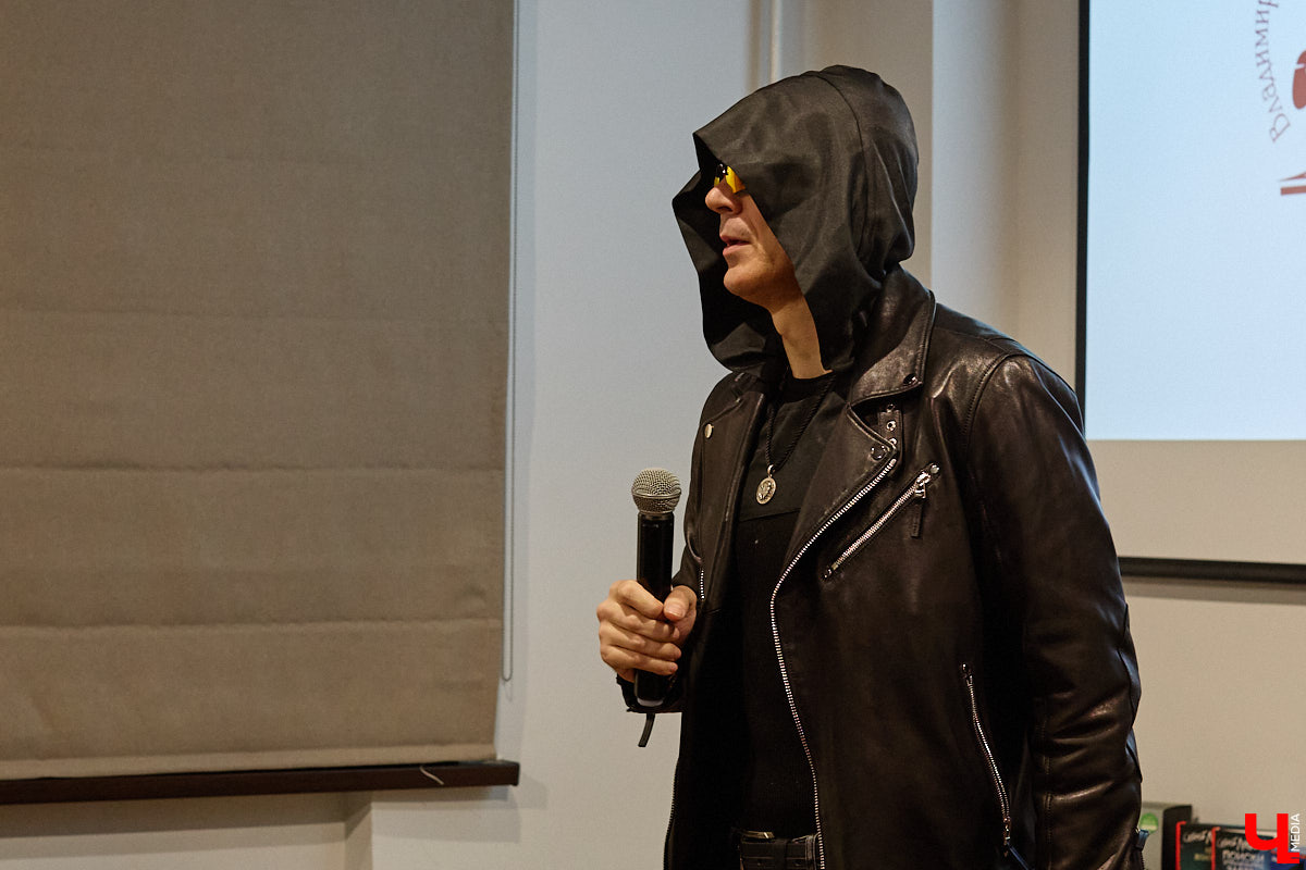 Современный мир сложно представить без роботов и помощников с искусственным интеллектом. А ведь этот сюжет давно описан в произведениях в стиле киберпанка! Этот поджанр научной фантастики окружает нас везде — в играх, музыке, кино и, конечно же, книгах. Одну из таких представил владимирский преподаватель ИТ-дисциплин и физики, а также программист Аркадий Касьянов.