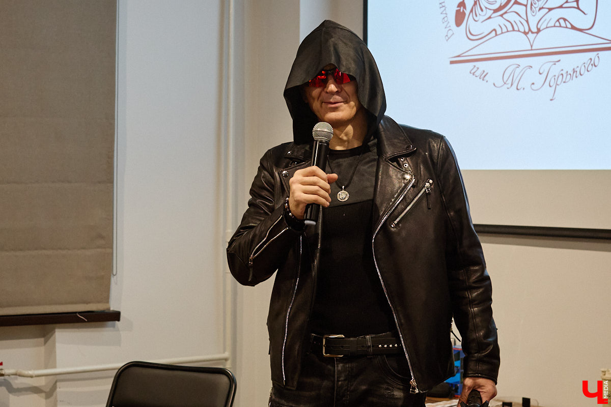 Современный мир сложно представить без роботов и помощников с искусственным интеллектом. А ведь этот сюжет давно описан в произведениях в стиле киберпанка! Этот поджанр научной фантастики окружает нас везде — в играх, музыке, кино и, конечно же, книгах. Одну из таких представил владимирский преподаватель ИТ-дисциплин и физики, а также программист Аркадий Касьянов.