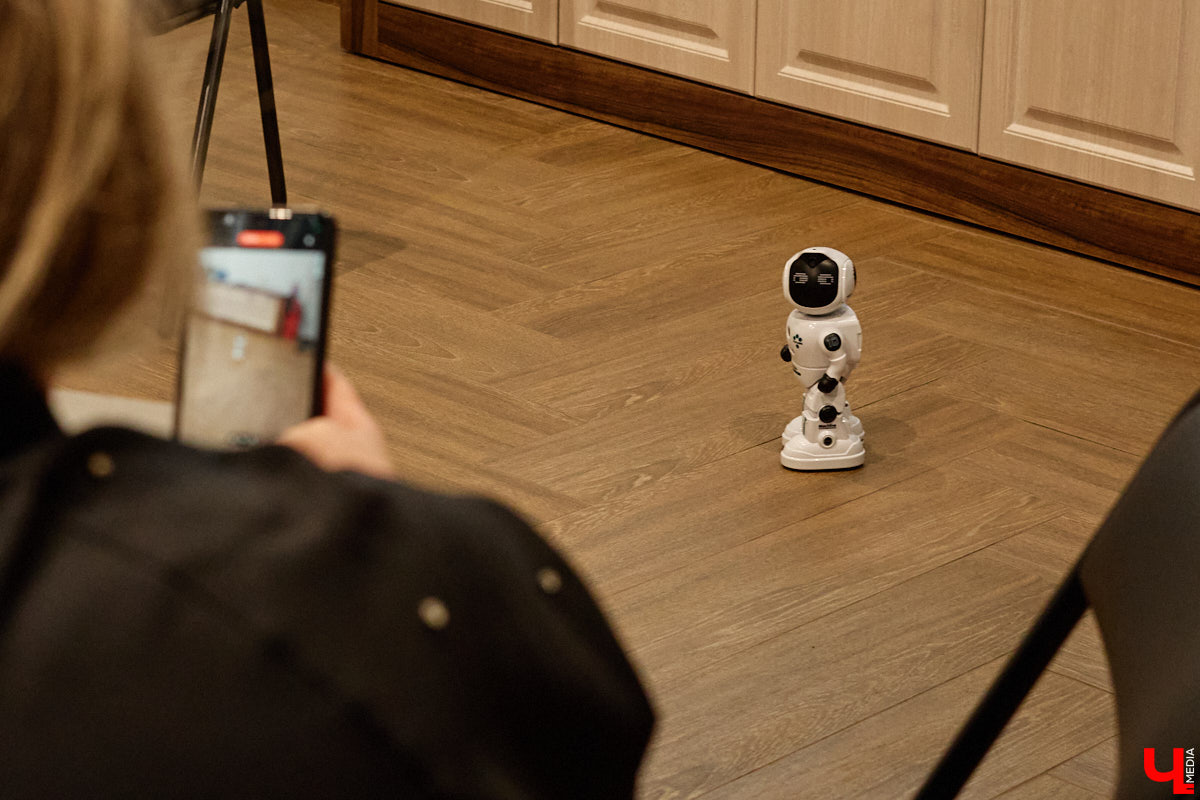 Современный мир сложно представить без роботов и помощников с искусственным интеллектом. А ведь этот сюжет давно описан в произведениях в стиле киберпанка! Этот поджанр научной фантастики окружает нас везде — в играх, музыке, кино и, конечно же, книгах. Одну из таких представил владимирский преподаватель ИТ-дисциплин и физики, а также программист Аркадий Касьянов.