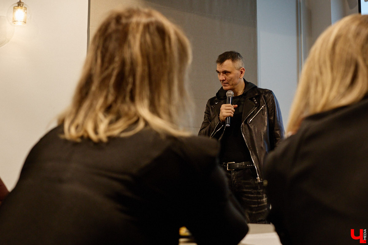 Современный мир сложно представить без роботов и помощников с искусственным интеллектом. А ведь этот сюжет давно описан в произведениях в стиле киберпанка! Этот поджанр научной фантастики окружает нас везде — в играх, музыке, кино и, конечно же, книгах. Одну из таких представил владимирский преподаватель ИТ-дисциплин и физики, а также программист Аркадий Касьянов.