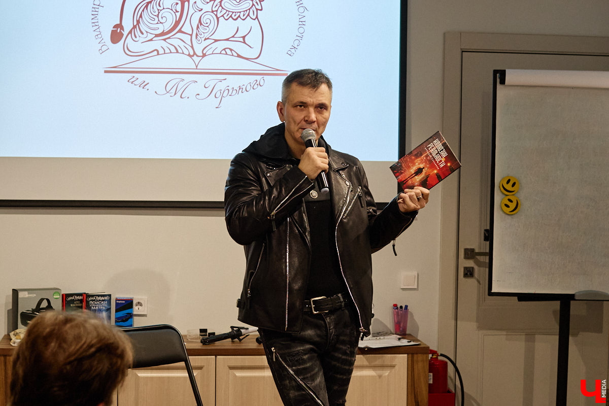 Современный мир сложно представить без роботов и помощников с искусственным интеллектом. А ведь этот сюжет давно описан в произведениях в стиле киберпанка! Этот поджанр научной фантастики окружает нас везде — в играх, музыке, кино и, конечно же, книгах. Одну из таких представил владимирский преподаватель ИТ-дисциплин и физики, а также программист Аркадий Касьянов.