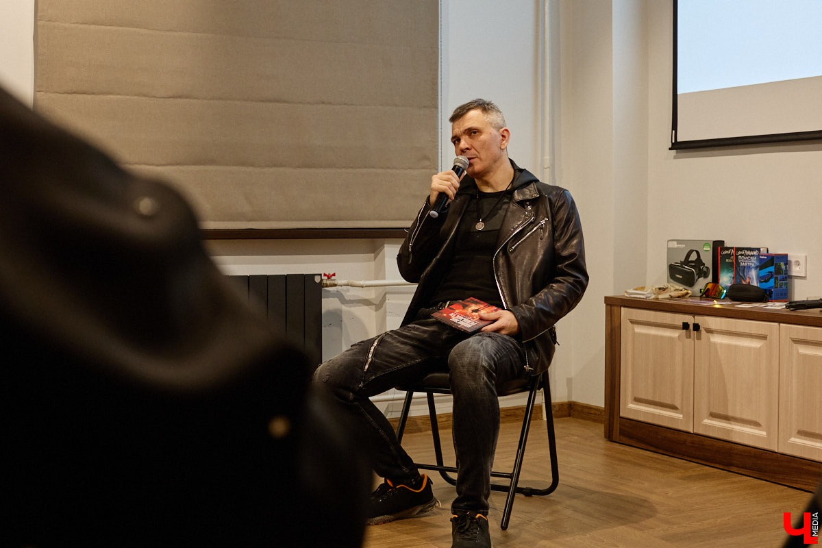 Современный мир сложно представить без роботов и помощников с искусственным интеллектом. А ведь этот сюжет давно описан в произведениях в стиле киберпанка! Этот поджанр научной фантастики окружает нас везде — в играх, музыке, кино и, конечно же, книгах. Одну из таких представил владимирский преподаватель ИТ-дисциплин и физики, а также программист Аркадий Касьянов.