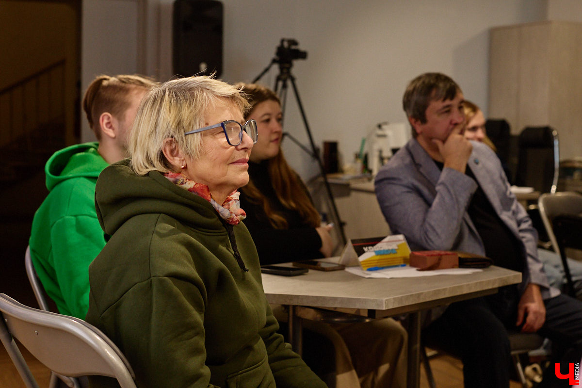 Современный мир сложно представить без роботов и помощников с искусственным интеллектом. А ведь этот сюжет давно описан в произведениях в стиле киберпанка! Этот поджанр научной фантастики окружает нас везде — в играх, музыке, кино и, конечно же, книгах. Одну из таких представил владимирский преподаватель ИТ-дисциплин и физики, а также программист Аркадий Касьянов.