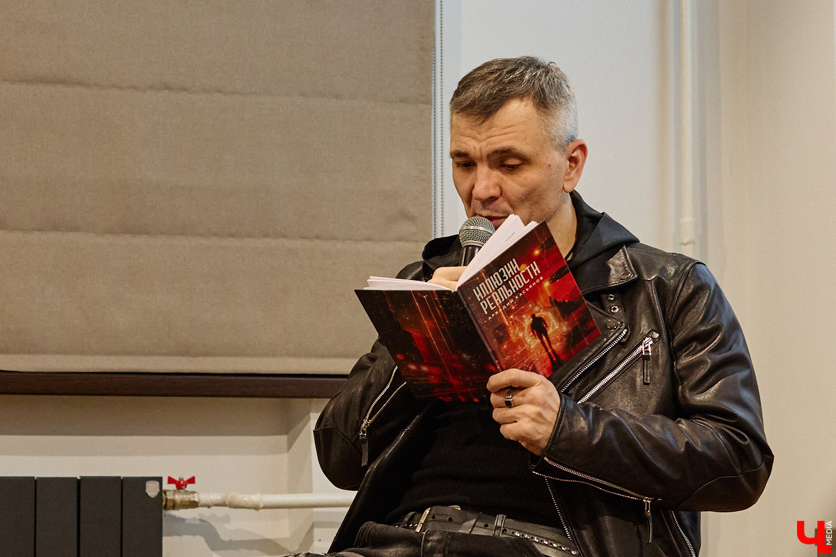 Современный мир сложно представить без роботов и помощников с искусственным интеллектом. А ведь этот сюжет давно описан в произведениях в стиле киберпанка! Этот поджанр научной фантастики окружает нас везде — в играх, музыке, кино и, конечно же, книгах. Одну из таких представил владимирский преподаватель ИТ-дисциплин и физики, а также программист Аркадий Касьянов.