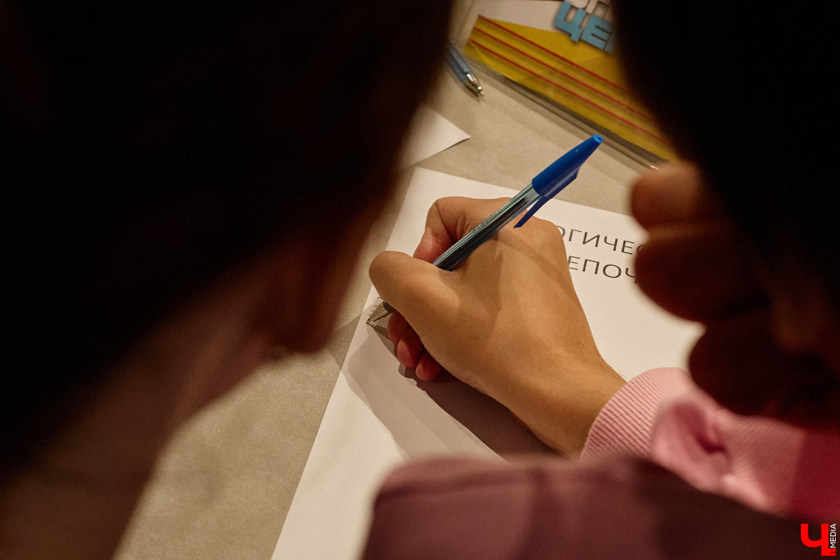 Современный мир сложно представить без роботов и помощников с искусственным интеллектом. А ведь этот сюжет давно описан в произведениях в стиле киберпанка! Этот поджанр научной фантастики окружает нас везде — в играх, музыке, кино и, конечно же, книгах. Одну из таких представил владимирский преподаватель ИТ-дисциплин и физики, а также программист Аркадий Касьянов.