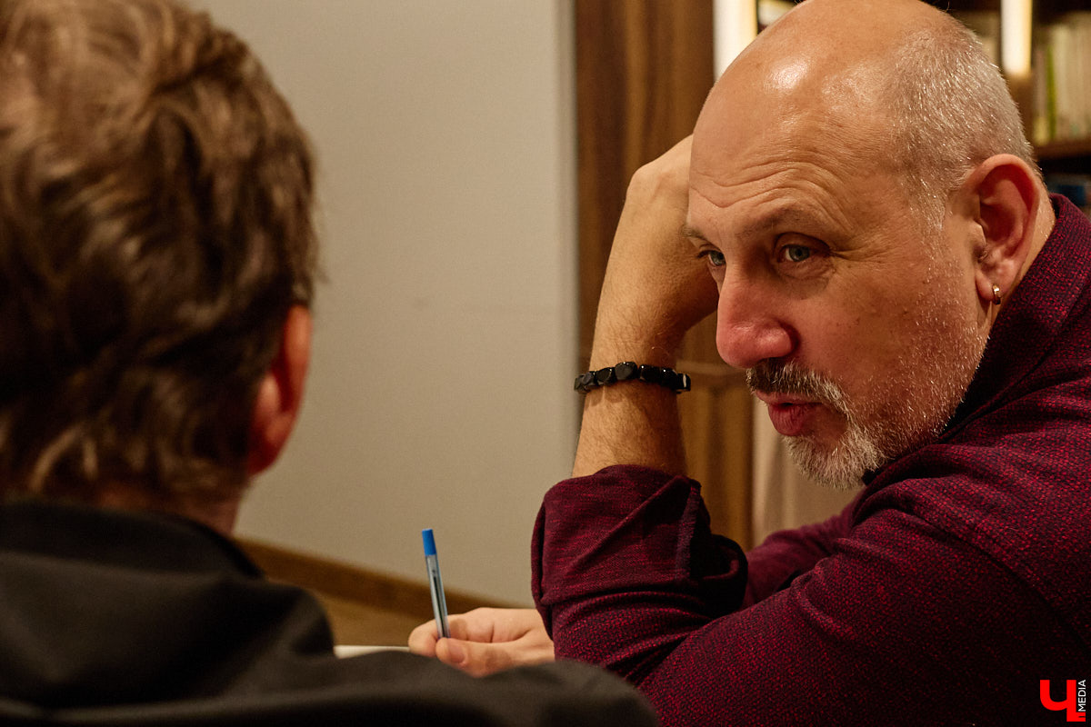 Современный мир сложно представить без роботов и помощников с искусственным интеллектом. А ведь этот сюжет давно описан в произведениях в стиле киберпанка! Этот поджанр научной фантастики окружает нас везде — в играх, музыке, кино и, конечно же, книгах. Одну из таких представил владимирский преподаватель ИТ-дисциплин и физики, а также программист Аркадий Касьянов.