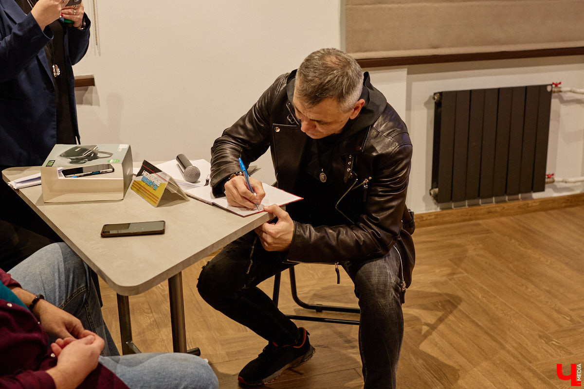 Современный мир сложно представить без роботов и помощников с искусственным интеллектом. А ведь этот сюжет давно описан в произведениях в стиле киберпанка! Этот поджанр научной фантастики окружает нас везде — в играх, музыке, кино и, конечно же, книгах. Одну из таких представил владимирский преподаватель ИТ-дисциплин и физики, а также программист Аркадий Касьянов.