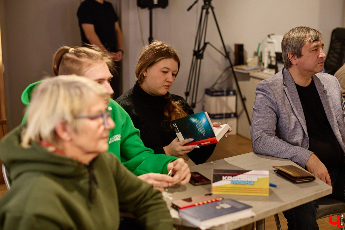 Современный мир сложно представить без роботов и помощников с искусственным интеллектом. А ведь этот сюжет давно описан в произведениях в стиле киберпанка! Этот поджанр научной фантастики окружает нас везде — в играх, музыке, кино и, конечно же, книгах. Одну из таких представил владимирский преподаватель ИТ-дисциплин и физики, а также программист Аркадий Касьянов.