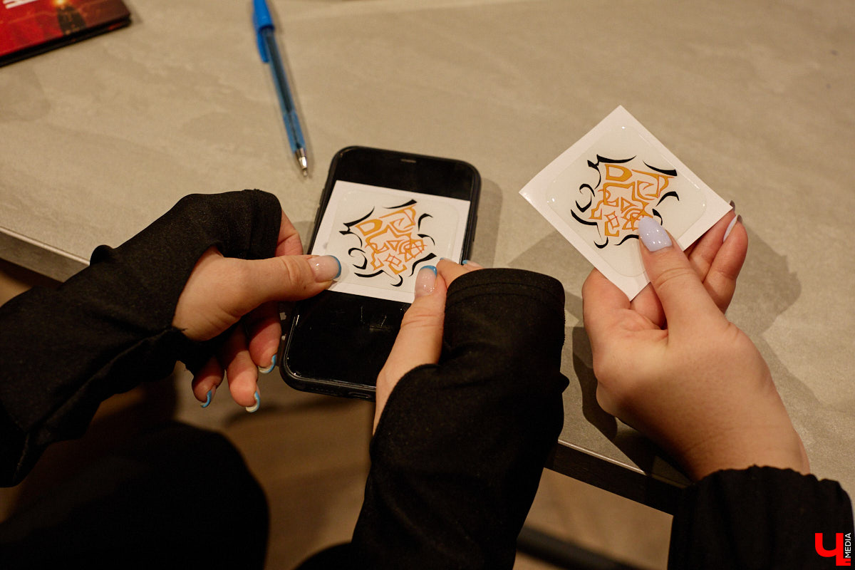 Современный мир сложно представить без роботов и помощников с искусственным интеллектом. А ведь этот сюжет давно описан в произведениях в стиле киберпанка! Этот поджанр научной фантастики окружает нас везде — в играх, музыке, кино и, конечно же, книгах. Одну из таких представил владимирский преподаватель ИТ-дисциплин и физики, а также программист Аркадий Касьянов.