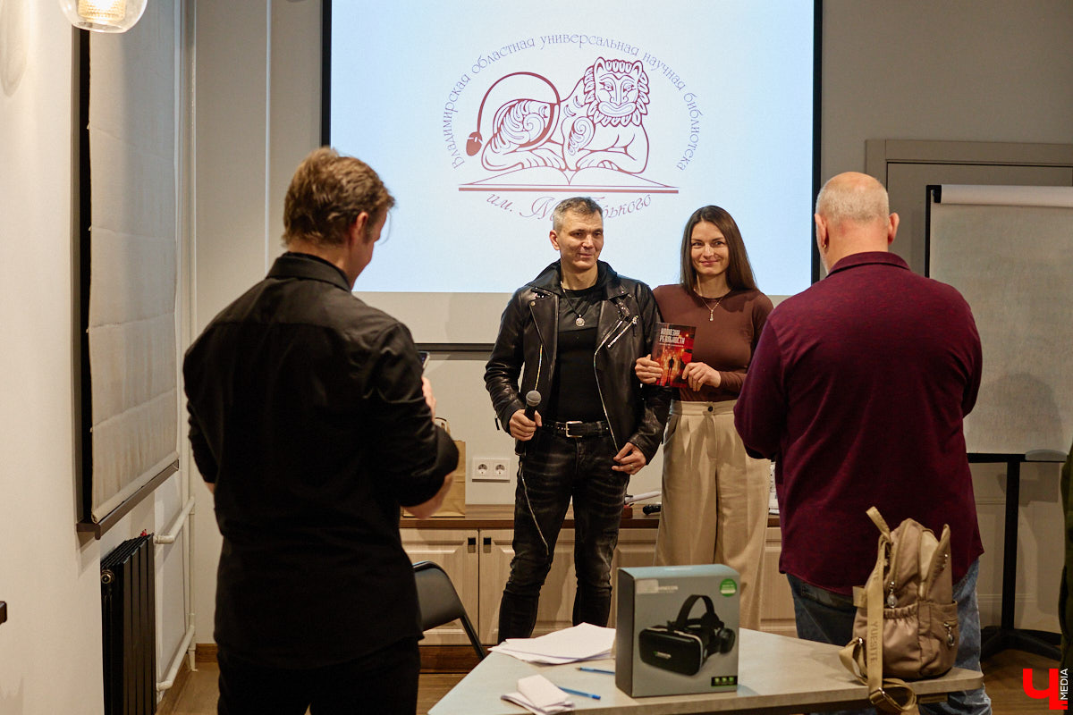 Современный мир сложно представить без роботов и помощников с искусственным интеллектом. А ведь этот сюжет давно описан в произведениях в стиле киберпанка! Этот поджанр научной фантастики окружает нас везде — в играх, музыке, кино и, конечно же, книгах. Одну из таких представил владимирский преподаватель ИТ-дисциплин и физики, а также программист Аркадий Касьянов.