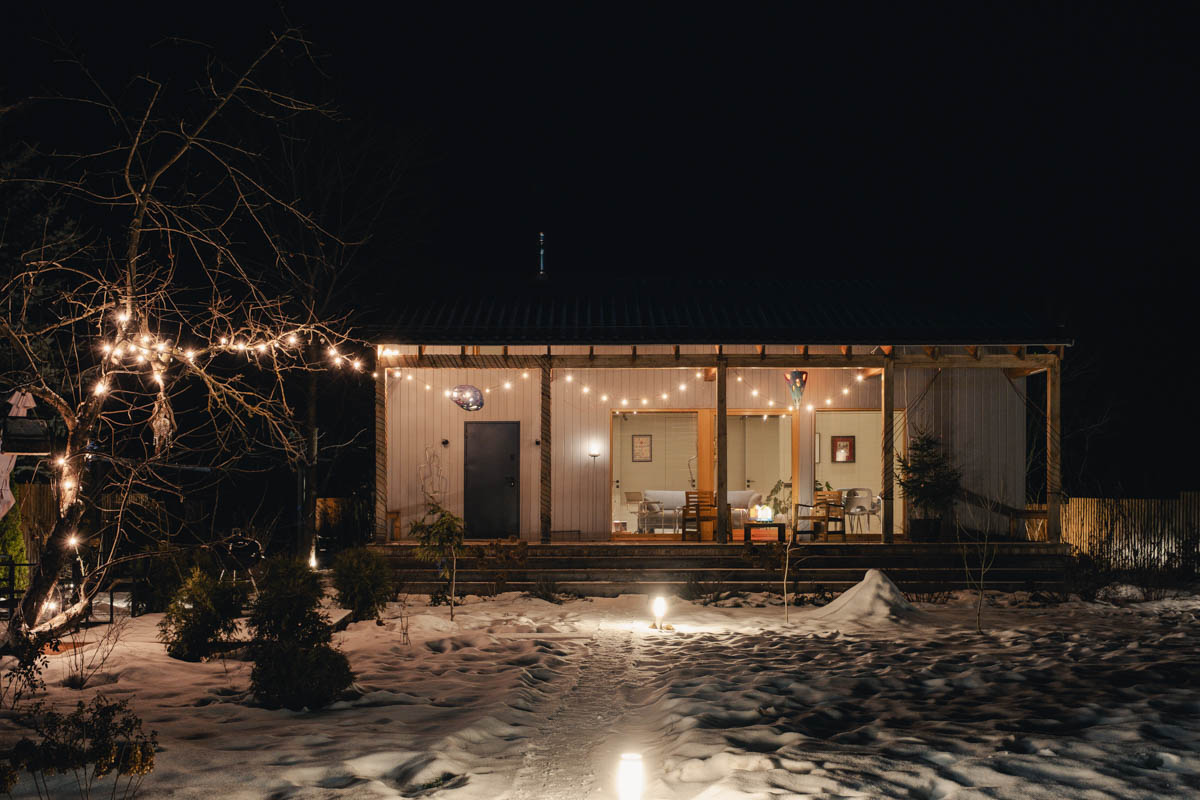 Если Суздаль уже мейнстрим, то новым трендом становится Менчаково — село в 8 километрах от древнего города. Живой населенный пункт вдруг приобрел особое значение благодаря открывшейся там в 2024 году арт-резиденции. «Ключ-Медиа» пообщался с ее владельцем Владимиром Инякиным, чтобы узнать больше о новой культурной локации на карте России.