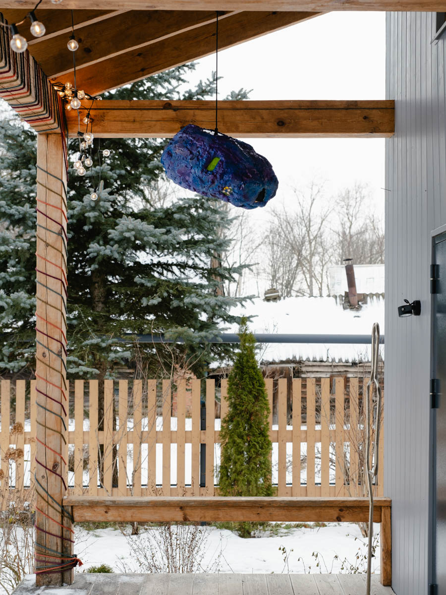 Если Суздаль уже мейнстрим, то новым трендом становится Менчаково — село в 8 километрах от древнего города. Живой населенный пункт вдруг приобрел особое значение благодаря открывшейся там в 2024 году арт-резиденции. «Ключ-Медиа» пообщался с ее владельцем Владимиром Инякиным, чтобы узнать больше о новой культурной локации на карте России.