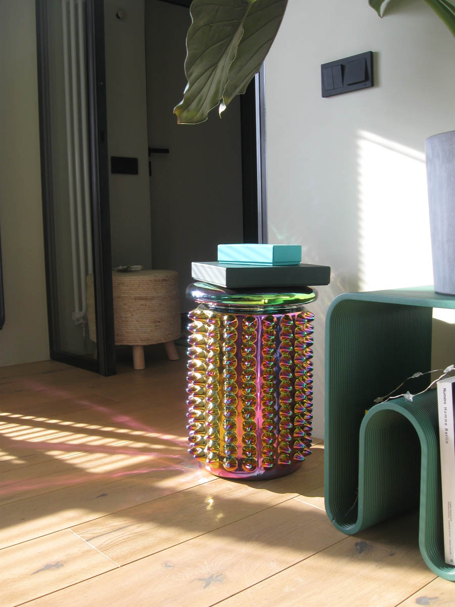 Если Суздаль уже мейнстрим, то новым трендом становится Менчаково — село в 8 километрах от древнего города. Живой населенный пункт вдруг приобрел особое значение благодаря открывшейся там в 2024 году арт-резиденции. «Ключ-Медиа» пообщался с ее владельцем Владимиром Инякиным, чтобы узнать больше о новой культурной локации на карте России.