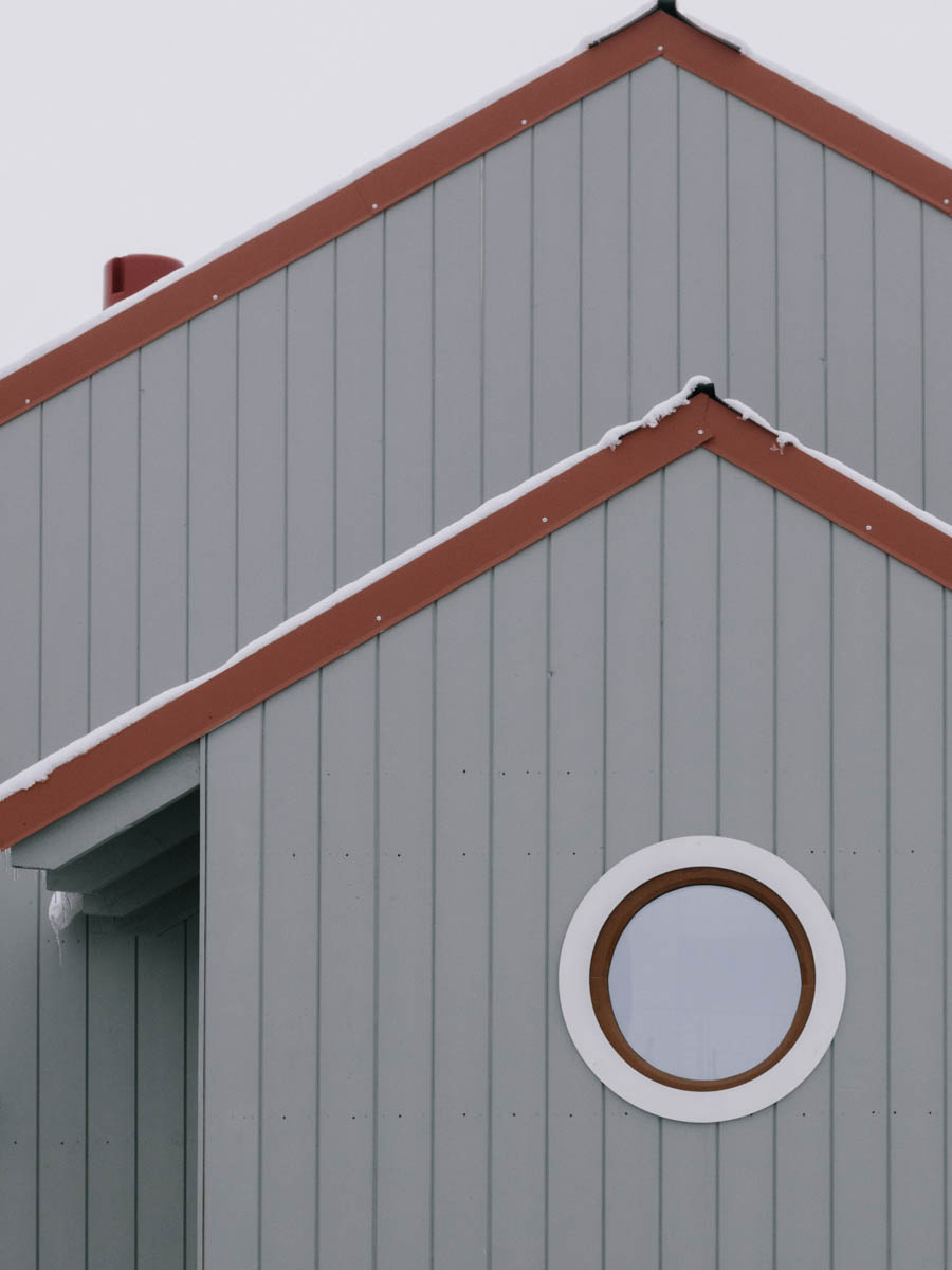 Если Суздаль уже мейнстрим, то новым трендом становится Менчаково — село в 8 километрах от древнего города. Живой населенный пункт вдруг приобрел особое значение благодаря открывшейся там в 2024 году арт-резиденции. «Ключ-Медиа» пообщался с ее владельцем Владимиром Инякиным, чтобы узнать больше о новой культурной локации на карте России.