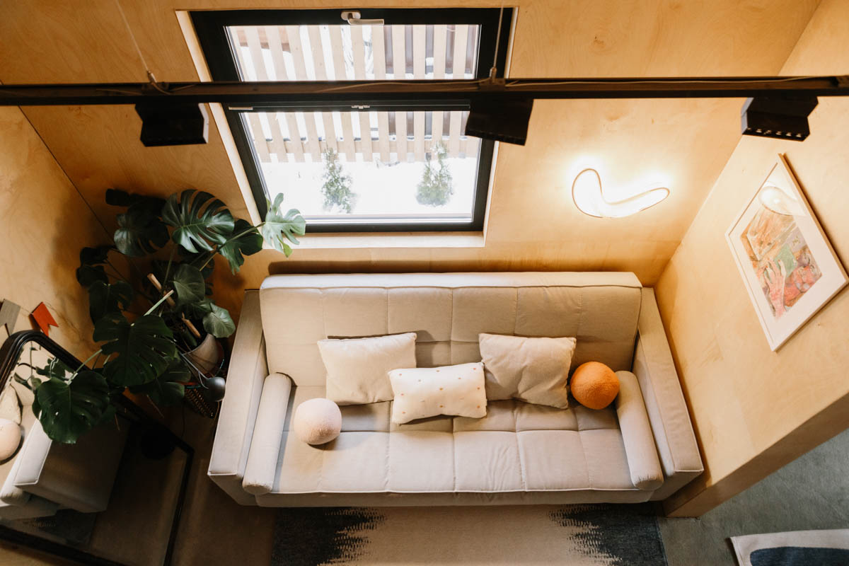 Если Суздаль уже мейнстрим, то новым трендом становится Менчаково — село в 8 километрах от древнего города. Живой населенный пункт вдруг приобрел особое значение благодаря открывшейся там в 2024 году арт-резиденции. «Ключ-Медиа» пообщался с ее владельцем Владимиром Инякиным, чтобы узнать больше о новой культурной локации на карте России.