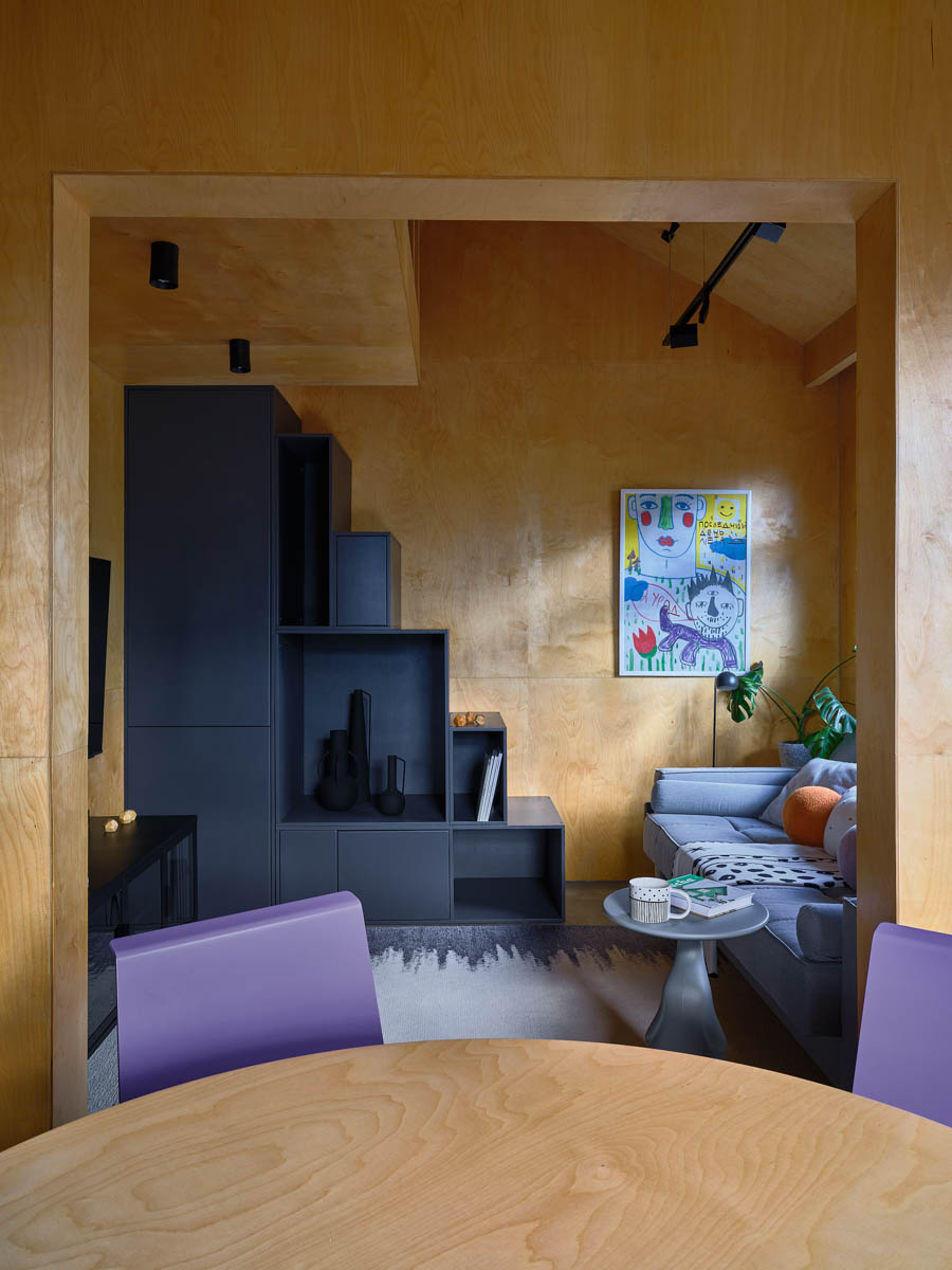 Если Суздаль уже мейнстрим, то новым трендом становится Менчаково — село в 8 километрах от древнего города. Живой населенный пункт вдруг приобрел особое значение благодаря открывшейся там в 2024 году арт-резиденции. «Ключ-Медиа» пообщался с ее владельцем Владимиром Инякиным, чтобы узнать больше о новой культурной локации на карте России.