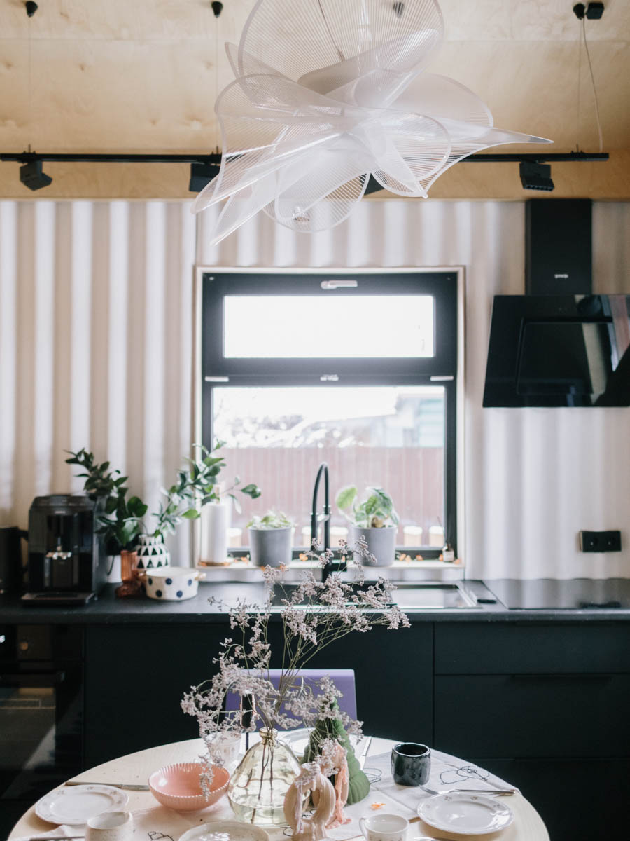 Если Суздаль уже мейнстрим, то новым трендом становится Менчаково — село в 8 километрах от древнего города. Живой населенный пункт вдруг приобрел особое значение благодаря открывшейся там в 2024 году арт-резиденции. «Ключ-Медиа» пообщался с ее владельцем Владимиром Инякиным, чтобы узнать больше о новой культурной локации на карте России.