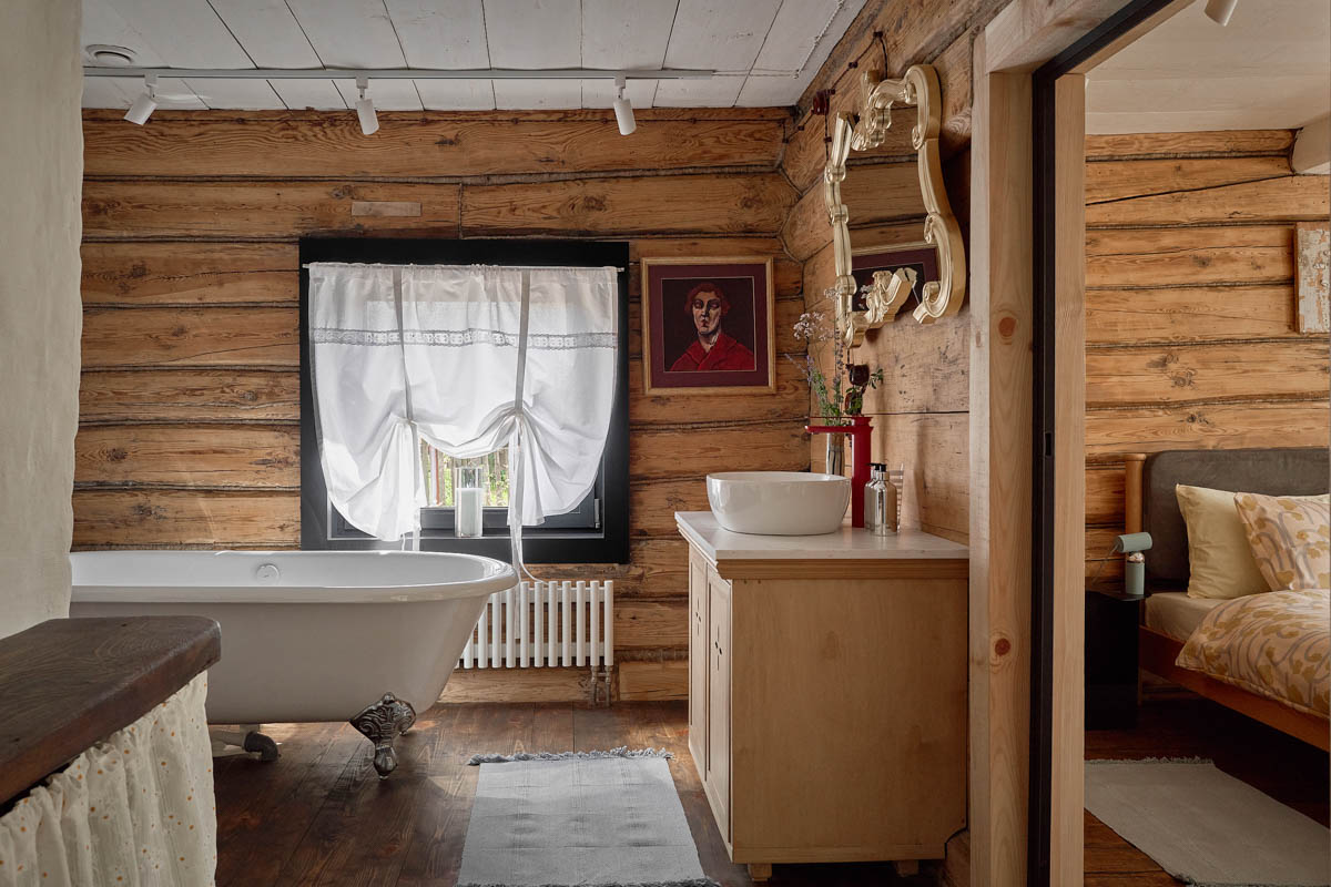 Если Суздаль уже мейнстрим, то новым трендом становится Менчаково — село в 8 километрах от древнего города. Живой населенный пункт вдруг приобрел особое значение благодаря открывшейся там в 2024 году арт-резиденции. «Ключ-Медиа» пообщался с ее владельцем Владимиром Инякиным, чтобы узнать больше о новой культурной локации на карте России.