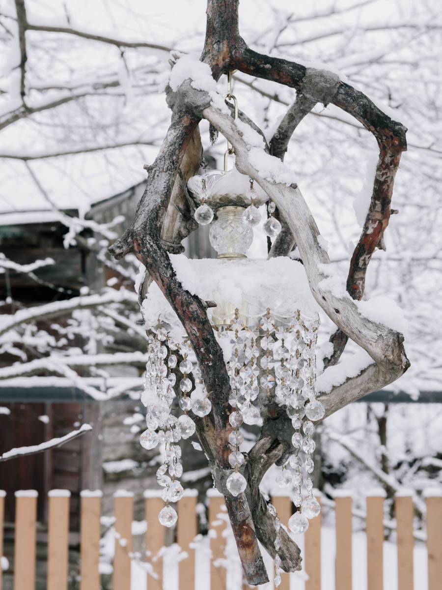 Если Суздаль уже мейнстрим, то новым трендом становится Менчаково — село в 8 километрах от древнего города. Живой населенный пункт вдруг приобрел особое значение благодаря открывшейся там в 2024 году арт-резиденции. «Ключ-Медиа» пообщался с ее владельцем Владимиром Инякиным, чтобы узнать больше о новой культурной локации на карте России.
