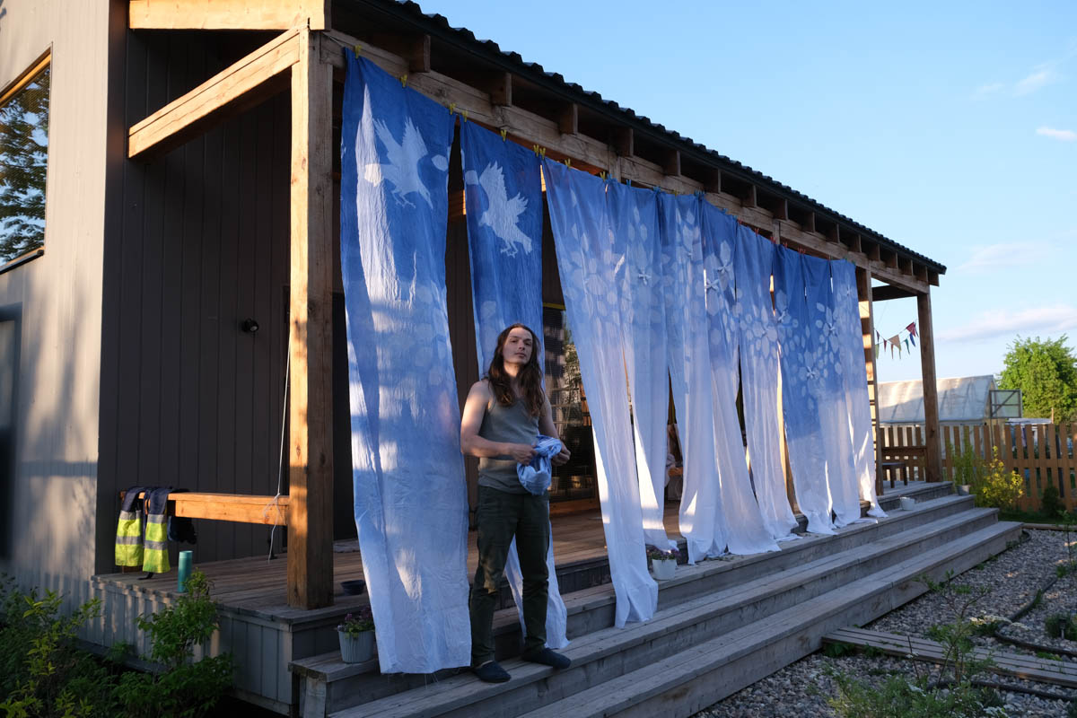 Если Суздаль уже мейнстрим, то новым трендом становится Менчаково — село в 8 километрах от древнего города. Живой населенный пункт вдруг приобрел особое значение благодаря открывшейся там в 2024 году арт-резиденции. «Ключ-Медиа» пообщался с ее владельцем Владимиром Инякиным, чтобы узнать больше о новой культурной локации на карте России.