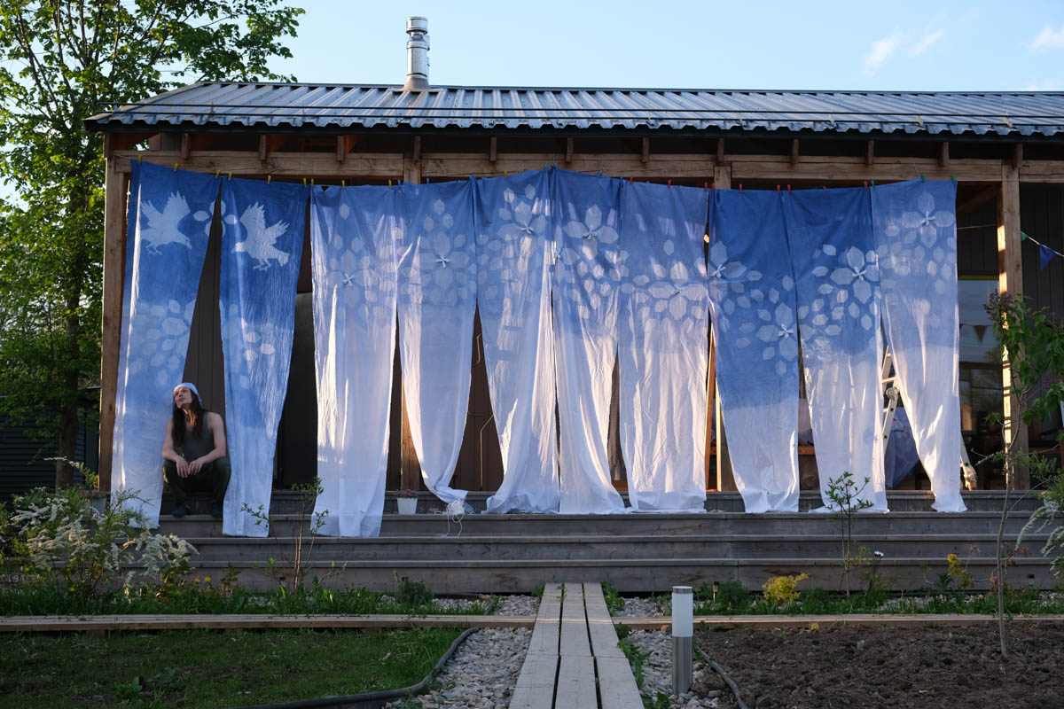 Если Суздаль уже мейнстрим, то новым трендом становится Менчаково — село в 8 километрах от древнего города. Живой населенный пункт вдруг приобрел особое значение благодаря открывшейся там в 2024 году арт-резиденции. «Ключ-Медиа» пообщался с ее владельцем Владимиром Инякиным, чтобы узнать больше о новой культурной локации на карте России.