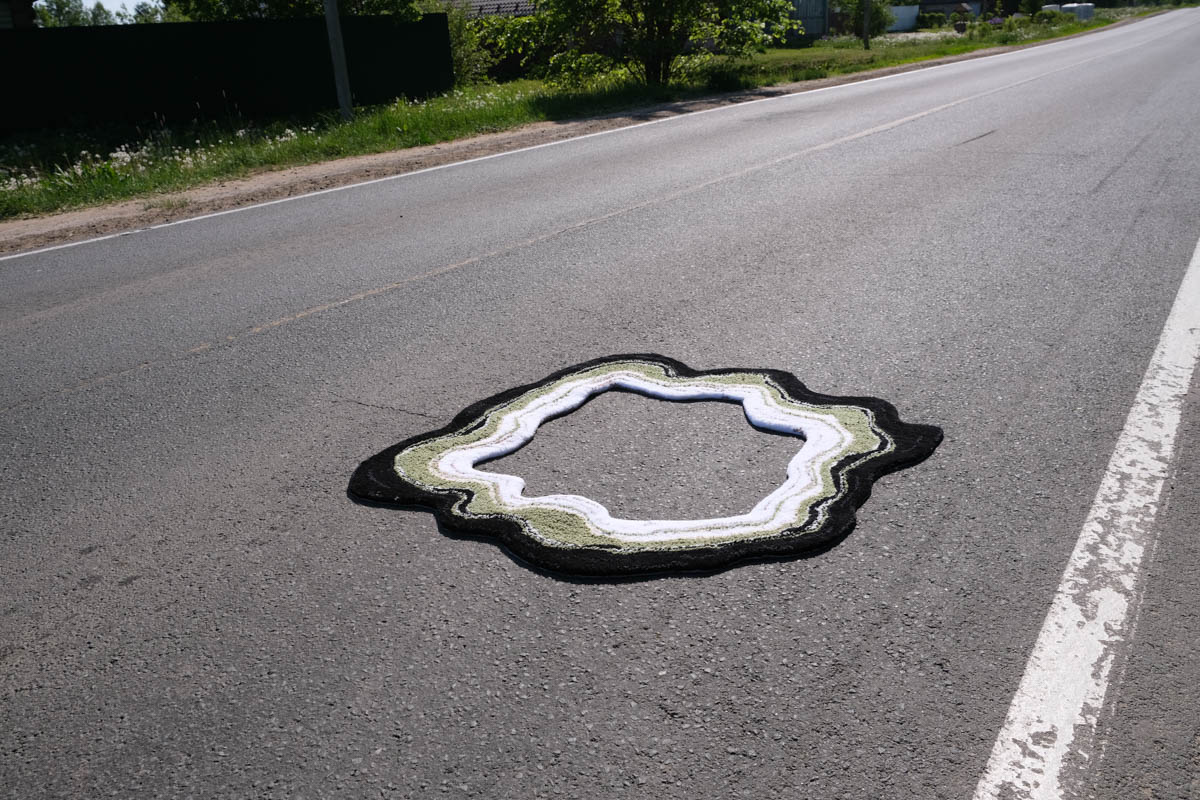 Если Суздаль уже мейнстрим, то новым трендом становится Менчаково — село в 8 километрах от древнего города. Живой населенный пункт вдруг приобрел особое значение благодаря открывшейся там в 2024 году арт-резиденции. «Ключ-Медиа» пообщался с ее владельцем Владимиром Инякиным, чтобы узнать больше о новой культурной локации на карте России.