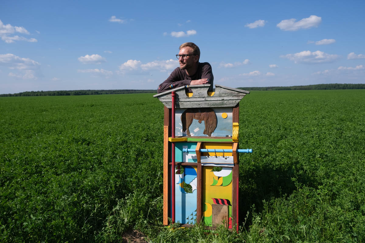Если Суздаль уже мейнстрим, то новым трендом становится Менчаково — село в 8 километрах от древнего города. Живой населенный пункт вдруг приобрел особое значение благодаря открывшейся там в 2024 году арт-резиденции. «Ключ-Медиа» пообщался с ее владельцем Владимиром Инякиным, чтобы узнать больше о новой культурной локации на карте России.