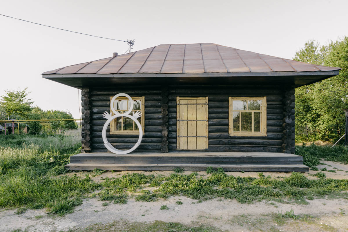 Если Суздаль уже мейнстрим, то новым трендом становится Менчаково — село в 8 километрах от древнего города. Живой населенный пункт вдруг приобрел особое значение благодаря открывшейся там в 2024 году арт-резиденции. «Ключ-Медиа» пообщался с ее владельцем Владимиром Инякиным, чтобы узнать больше о новой культурной локации на карте России.