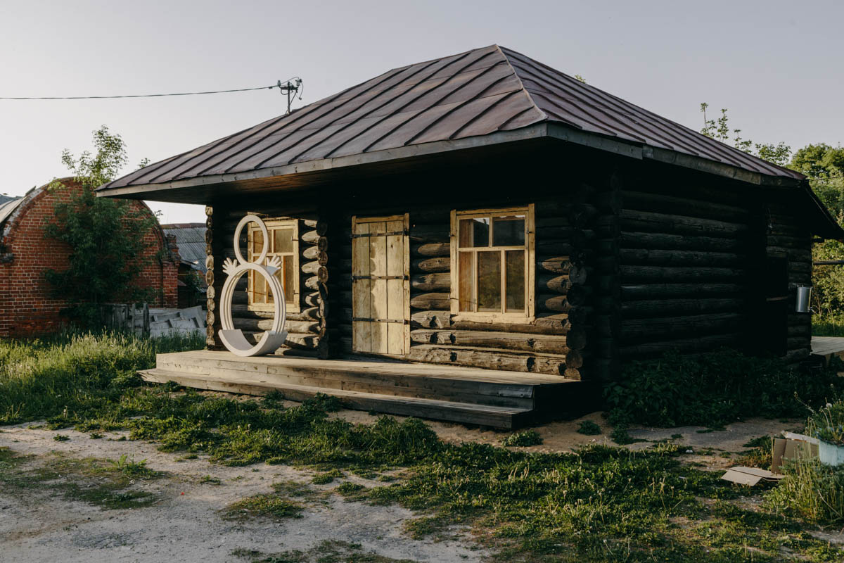Если Суздаль уже мейнстрим, то новым трендом становится Менчаково — село в 8 километрах от древнего города. Живой населенный пункт вдруг приобрел особое значение благодаря открывшейся там в 2024 году арт-резиденции. «Ключ-Медиа» пообщался с ее владельцем Владимиром Инякиным, чтобы узнать больше о новой культурной локации на карте России.
