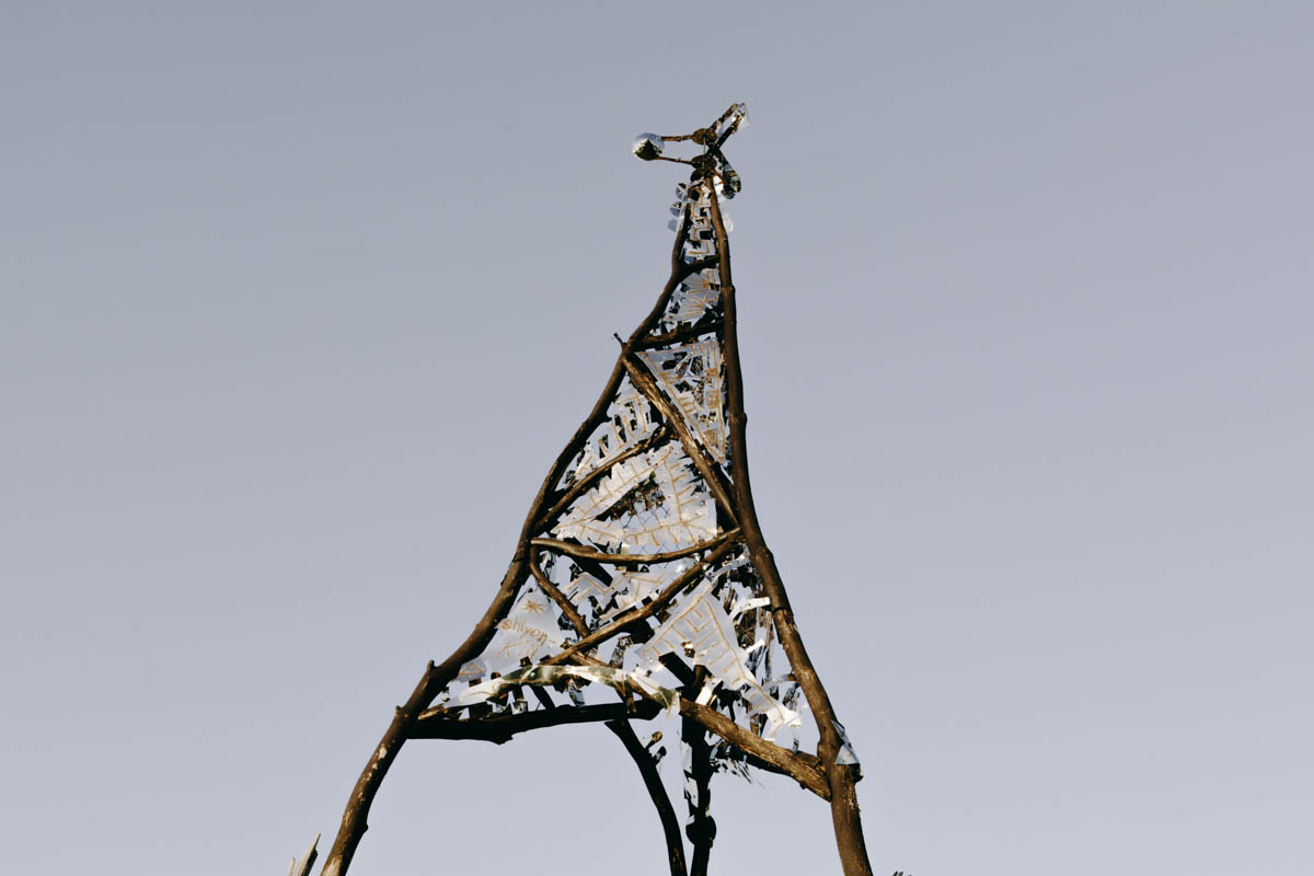 Если Суздаль уже мейнстрим, то новым трендом становится Менчаково — село в 8 километрах от древнего города. Живой населенный пункт вдруг приобрел особое значение благодаря открывшейся там в 2024 году арт-резиденции. «Ключ-Медиа» пообщался с ее владельцем Владимиром Инякиным, чтобы узнать больше о новой культурной локации на карте России.