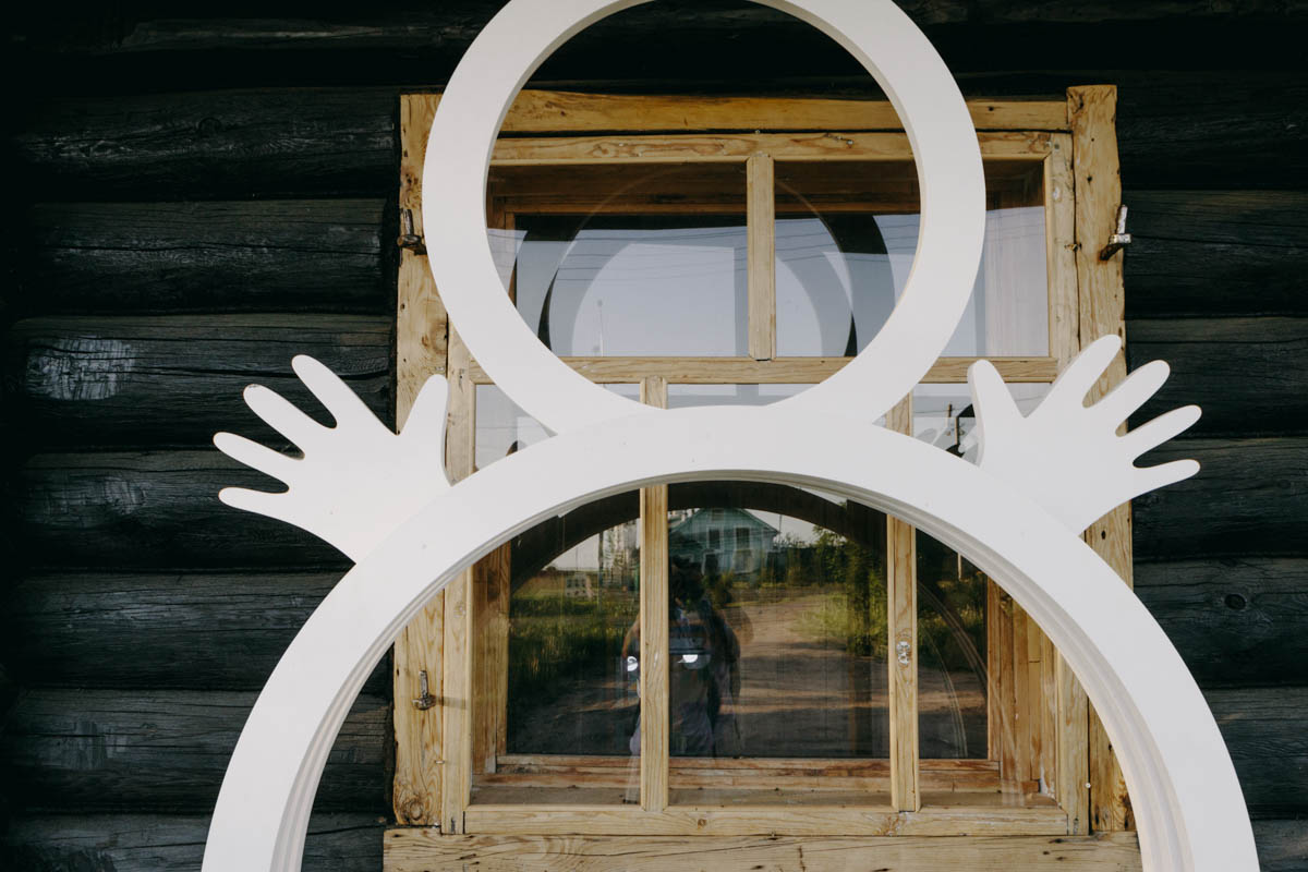 Если Суздаль уже мейнстрим, то новым трендом становится Менчаково — село в 8 километрах от древнего города. Живой населенный пункт вдруг приобрел особое значение благодаря открывшейся там в 2024 году арт-резиденции. «Ключ-Медиа» пообщался с ее владельцем Владимиром Инякиным, чтобы узнать больше о новой культурной локации на карте России.