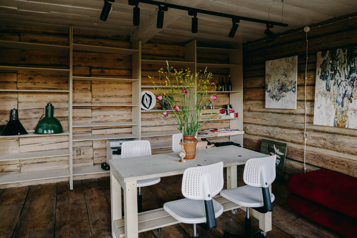 Если Суздаль уже мейнстрим, то новым трендом становится Менчаково — село в 8 километрах от древнего города. Живой населенный пункт вдруг приобрел особое значение благодаря открывшейся там в 2024 году арт-резиденции. «Ключ-Медиа» пообщался с ее владельцем Владимиром Инякиным, чтобы узнать больше о новой культурной локации на карте России.