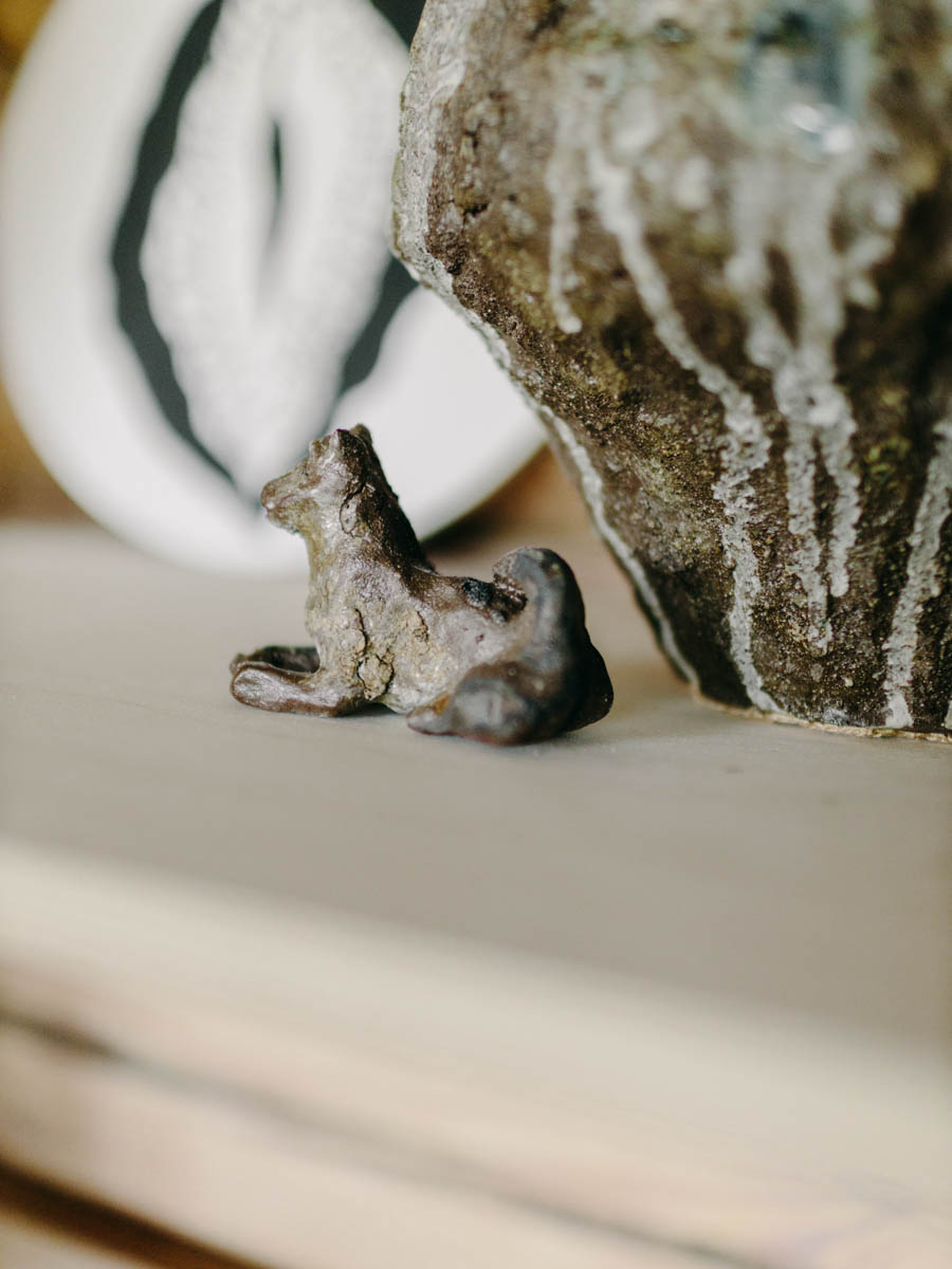 Если Суздаль уже мейнстрим, то новым трендом становится Менчаково — село в 8 километрах от древнего города. Живой населенный пункт вдруг приобрел особое значение благодаря открывшейся там в 2024 году арт-резиденции. «Ключ-Медиа» пообщался с ее владельцем Владимиром Инякиным, чтобы узнать больше о новой культурной локации на карте России.