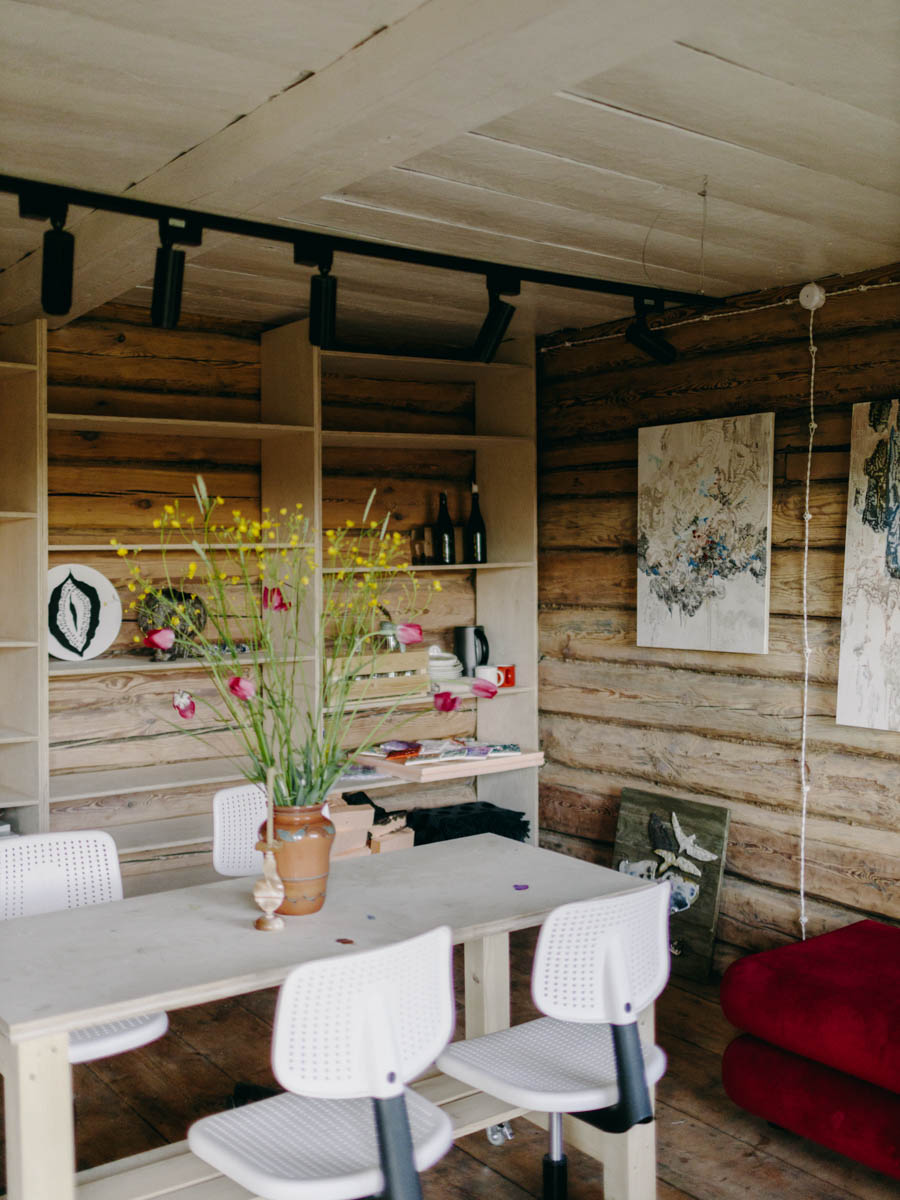 Если Суздаль уже мейнстрим, то новым трендом становится Менчаково — село в 8 километрах от древнего города. Живой населенный пункт вдруг приобрел особое значение благодаря открывшейся там в 2024 году арт-резиденции. «Ключ-Медиа» пообщался с ее владельцем Владимиром Инякиным, чтобы узнать больше о новой культурной локации на карте России.