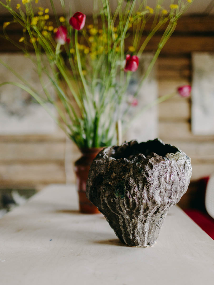 Если Суздаль уже мейнстрим, то новым трендом становится Менчаково — село в 8 километрах от древнего города. Живой населенный пункт вдруг приобрел особое значение благодаря открывшейся там в 2024 году арт-резиденции. «Ключ-Медиа» пообщался с ее владельцем Владимиром Инякиным, чтобы узнать больше о новой культурной локации на карте России.