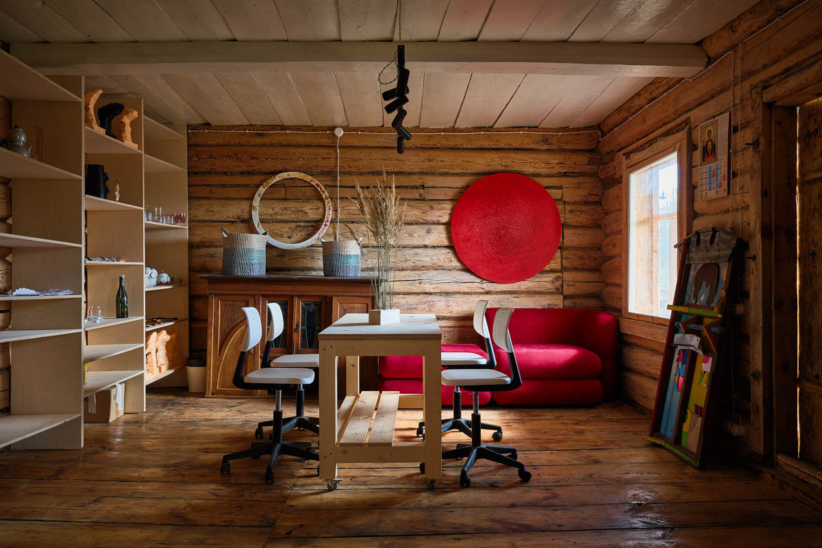 Если Суздаль уже мейнстрим, то новым трендом становится Менчаково — село в 8 километрах от древнего города. Живой населенный пункт вдруг приобрел особое значение благодаря открывшейся там в 2024 году арт-резиденции. «Ключ-Медиа» пообщался с ее владельцем Владимиром Инякиным, чтобы узнать больше о новой культурной локации на карте России.