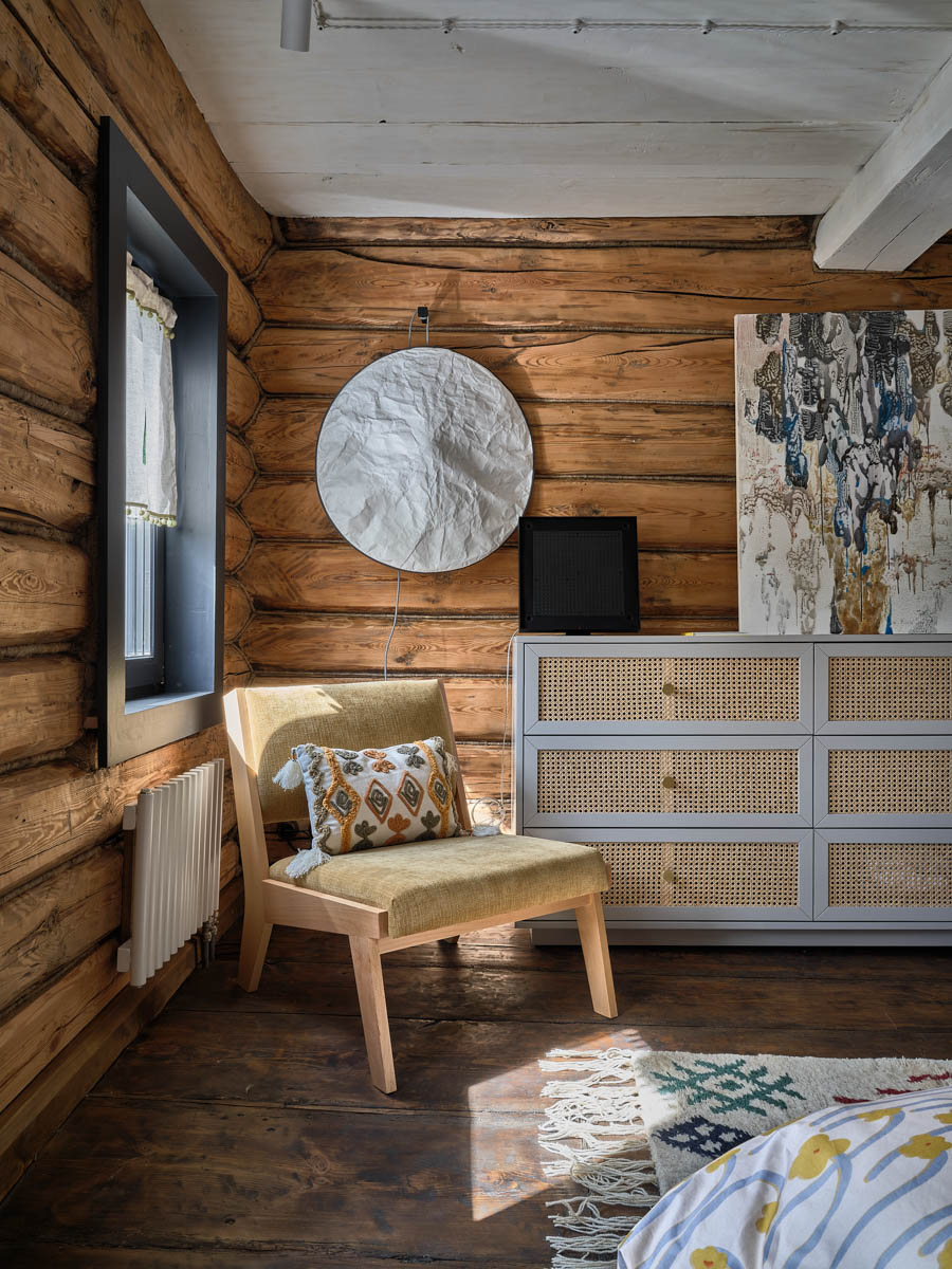 Если Суздаль уже мейнстрим, то новым трендом становится Менчаково — село в 8 километрах от древнего города. Живой населенный пункт вдруг приобрел особое значение благодаря открывшейся там в 2024 году арт-резиденции. «Ключ-Медиа» пообщался с ее владельцем Владимиром Инякиным, чтобы узнать больше о новой культурной локации на карте России.