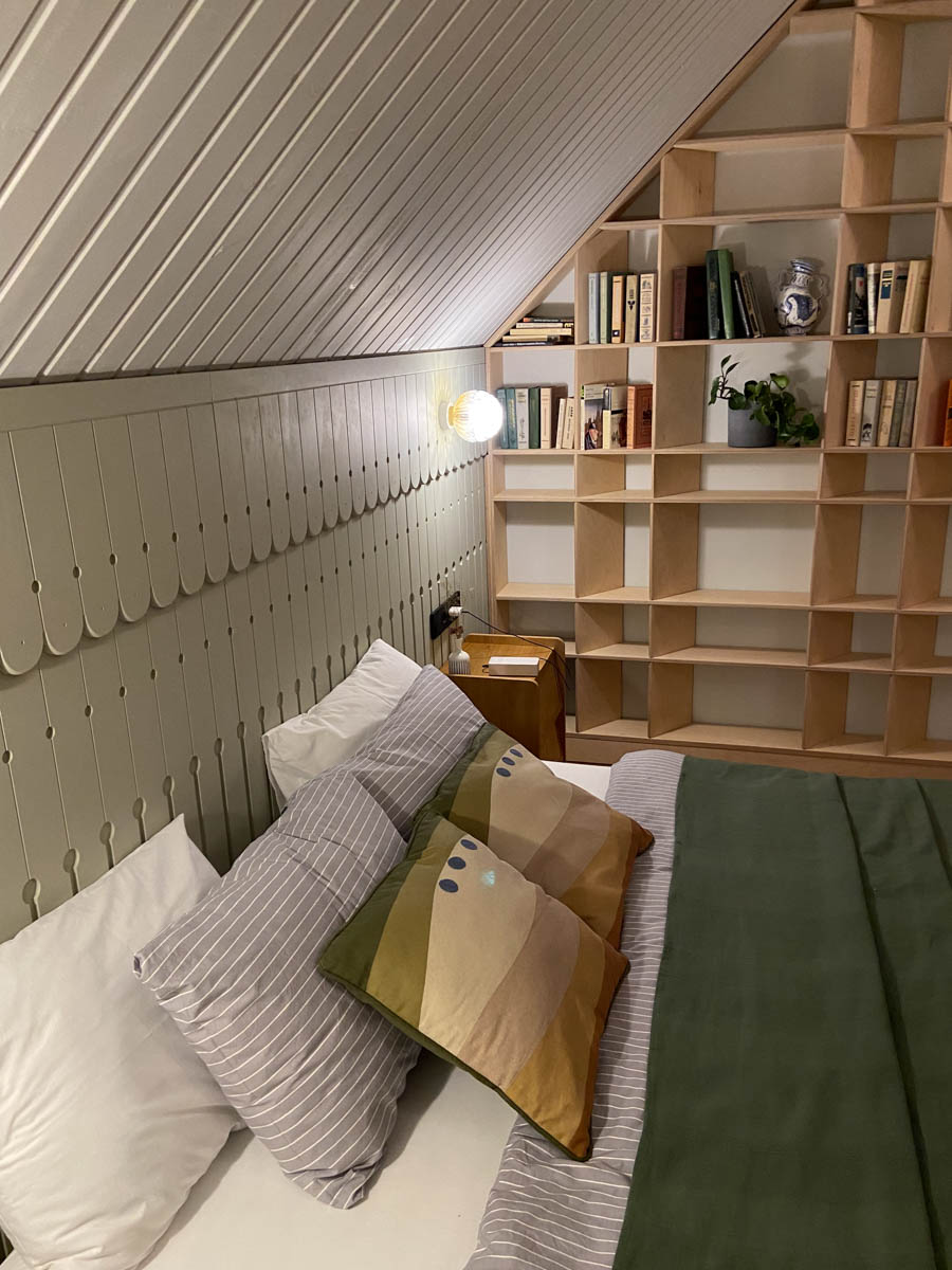 Если Суздаль уже мейнстрим, то новым трендом становится Менчаково — село в 8 километрах от древнего города. Живой населенный пункт вдруг приобрел особое значение благодаря открывшейся там в 2024 году арт-резиденции. «Ключ-Медиа» пообщался с ее владельцем Владимиром Инякиным, чтобы узнать больше о новой культурной локации на карте России.