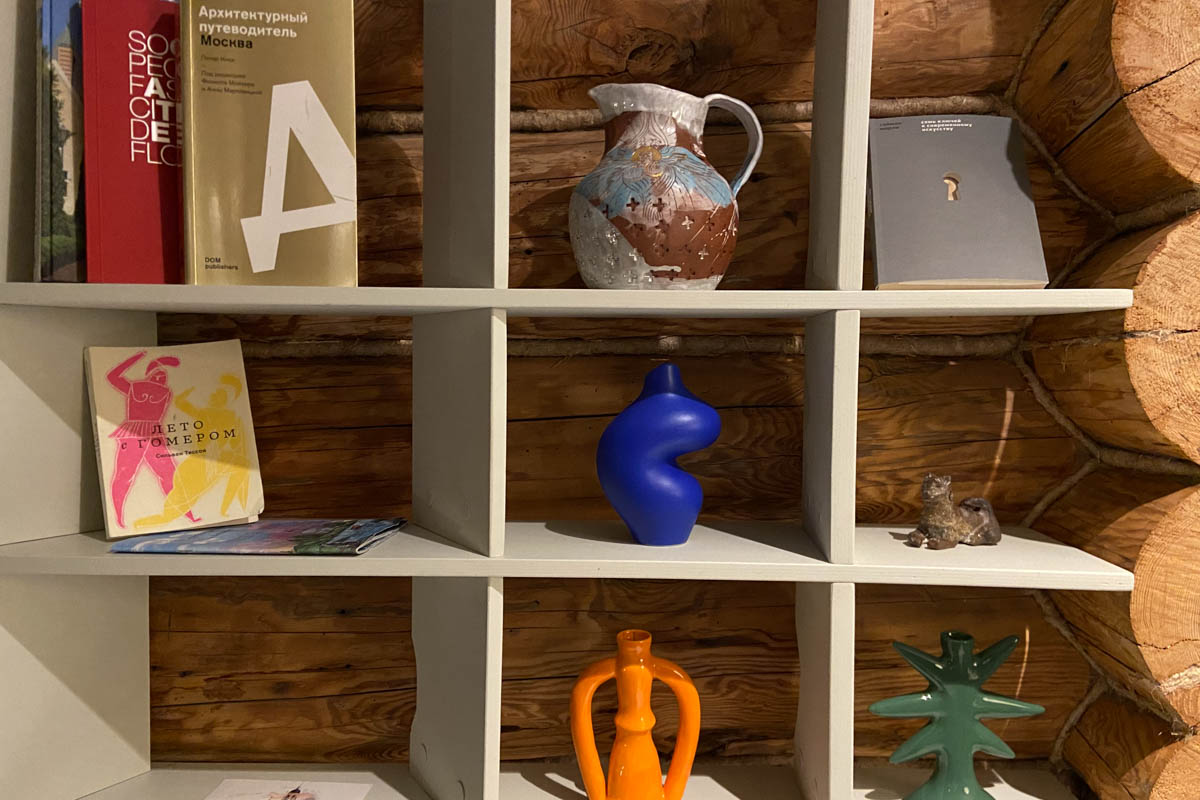 Если Суздаль уже мейнстрим, то новым трендом становится Менчаково — село в 8 километрах от древнего города. Живой населенный пункт вдруг приобрел особое значение благодаря открывшейся там в 2024 году арт-резиденции. «Ключ-Медиа» пообщался с ее владельцем Владимиром Инякиным, чтобы узнать больше о новой культурной локации на карте России.