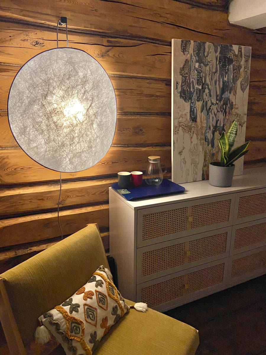 Если Суздаль уже мейнстрим, то новым трендом становится Менчаково — село в 8 километрах от древнего города. Живой населенный пункт вдруг приобрел особое значение благодаря открывшейся там в 2024 году арт-резиденции. «Ключ-Медиа» пообщался с ее владельцем Владимиром Инякиным, чтобы узнать больше о новой культурной локации на карте России.