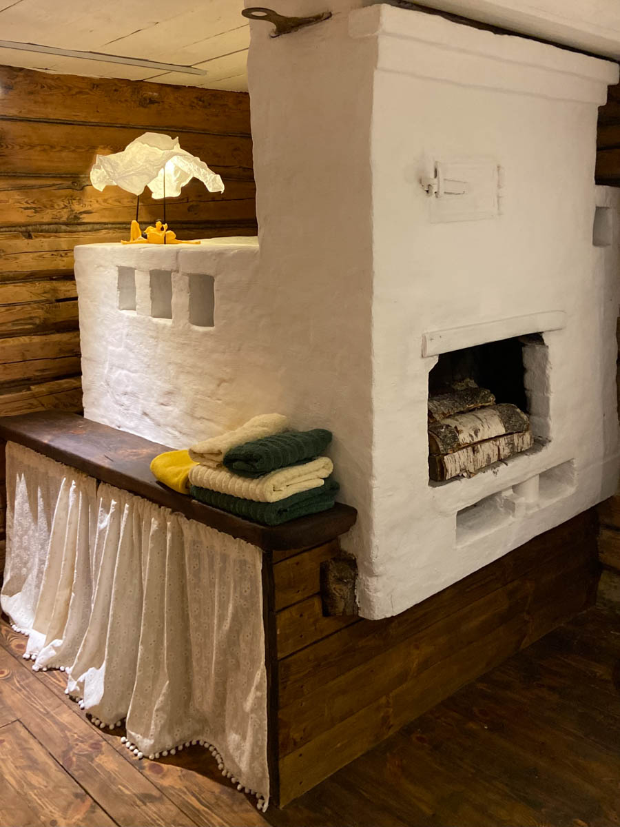 Если Суздаль уже мейнстрим, то новым трендом становится Менчаково — село в 8 километрах от древнего города. Живой населенный пункт вдруг приобрел особое значение благодаря открывшейся там в 2024 году арт-резиденции. «Ключ-Медиа» пообщался с ее владельцем Владимиром Инякиным, чтобы узнать больше о новой культурной локации на карте России.