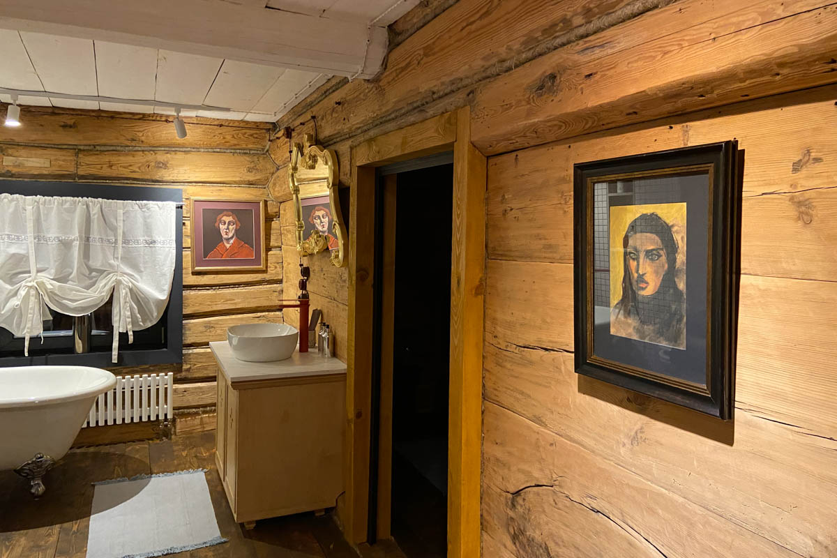 Если Суздаль уже мейнстрим, то новым трендом становится Менчаково — село в 8 километрах от древнего города. Живой населенный пункт вдруг приобрел особое значение благодаря открывшейся там в 2024 году арт-резиденции. «Ключ-Медиа» пообщался с ее владельцем Владимиром Инякиным, чтобы узнать больше о новой культурной локации на карте России.