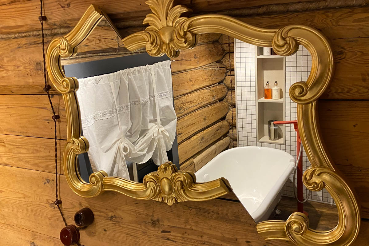 Если Суздаль уже мейнстрим, то новым трендом становится Менчаково — село в 8 километрах от древнего города. Живой населенный пункт вдруг приобрел особое значение благодаря открывшейся там в 2024 году арт-резиденции. «Ключ-Медиа» пообщался с ее владельцем Владимиром Инякиным, чтобы узнать больше о новой культурной локации на карте России.