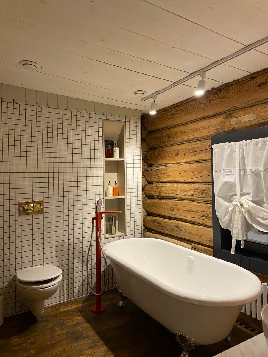 Если Суздаль уже мейнстрим, то новым трендом становится Менчаково — село в 8 километрах от древнего города. Живой населенный пункт вдруг приобрел особое значение благодаря открывшейся там в 2024 году арт-резиденции. «Ключ-Медиа» пообщался с ее владельцем Владимиром Инякиным, чтобы узнать больше о новой культурной локации на карте России.