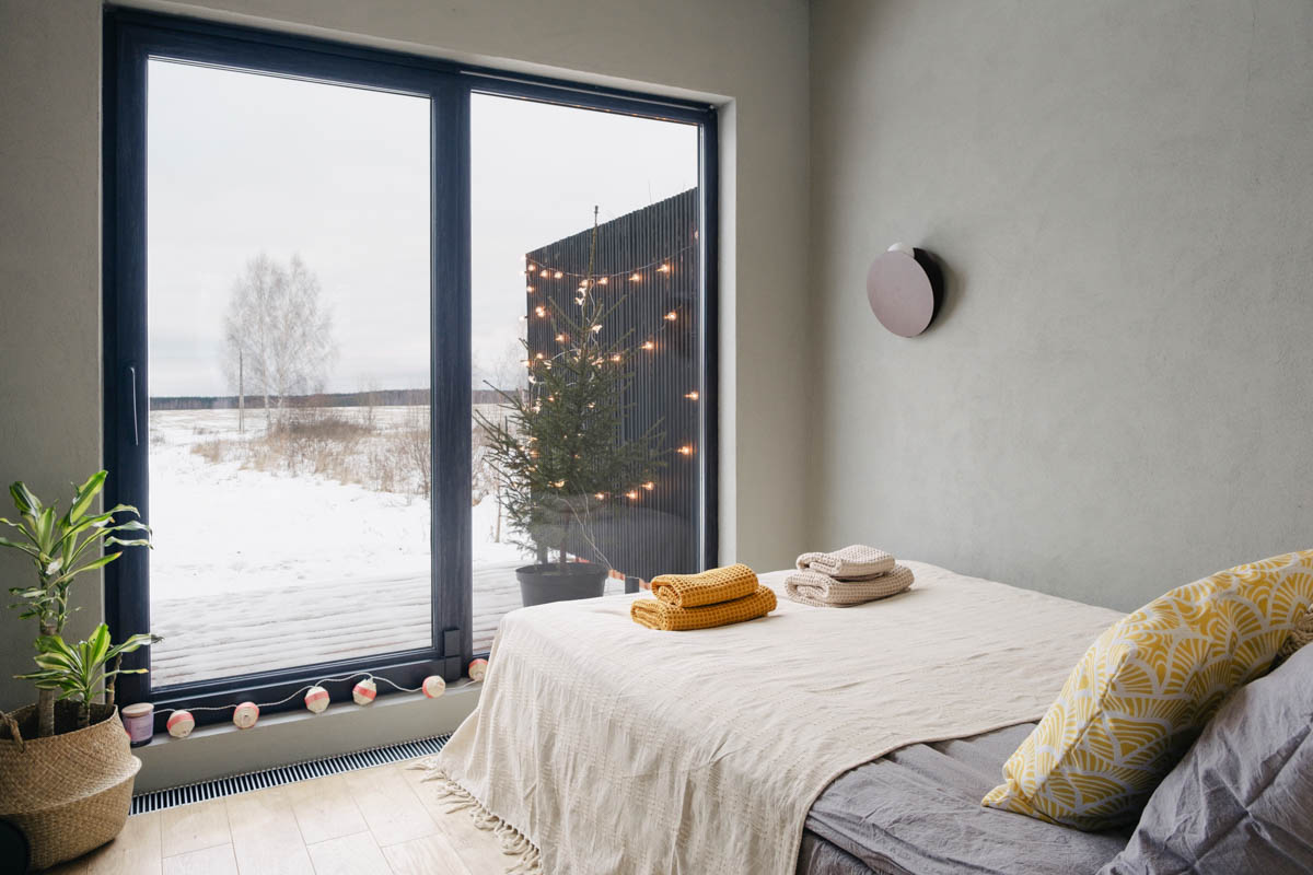 Если Суздаль уже мейнстрим, то новым трендом становится Менчаково — село в 8 километрах от древнего города. Живой населенный пункт вдруг приобрел особое значение благодаря открывшейся там в 2024 году арт-резиденции. «Ключ-Медиа» пообщался с ее владельцем Владимиром Инякиным, чтобы узнать больше о новой культурной локации на карте России.