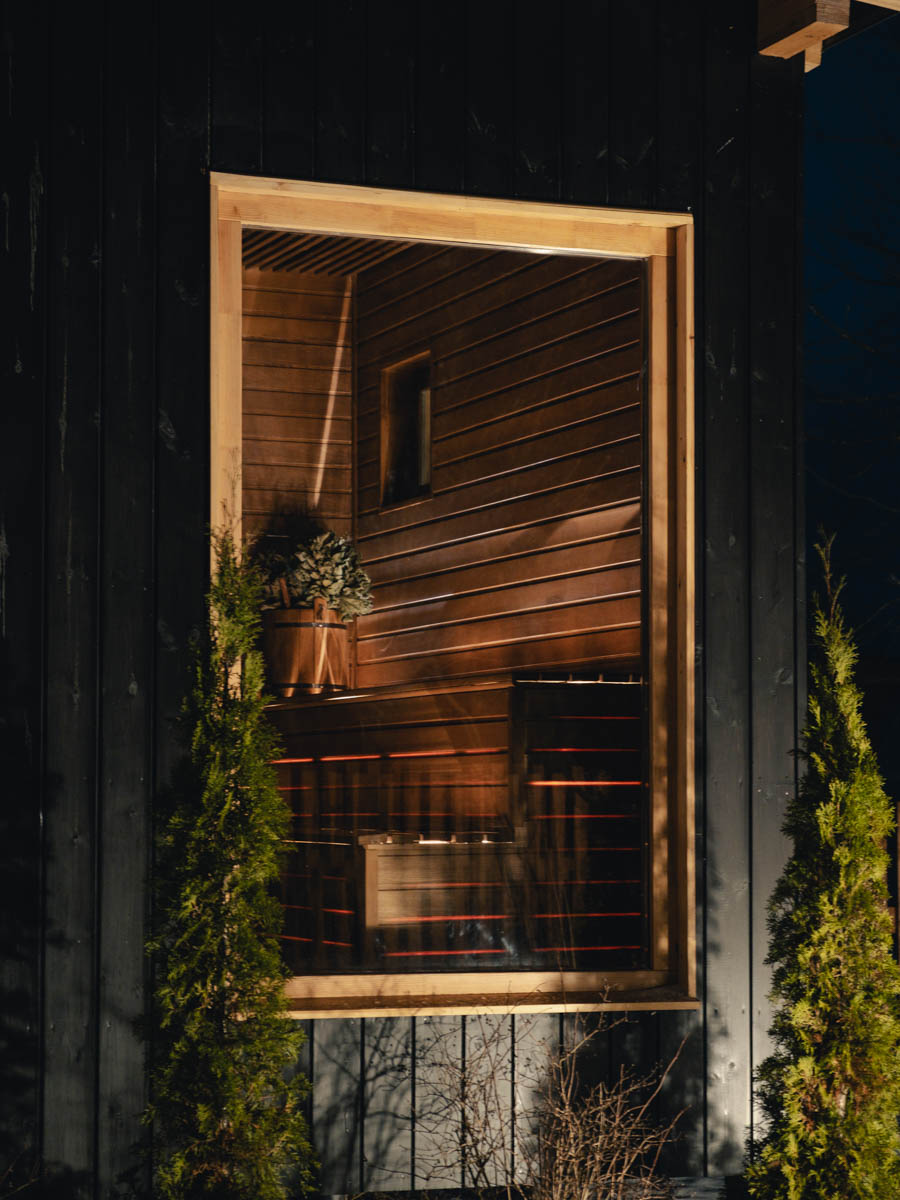 Если Суздаль уже мейнстрим, то новым трендом становится Менчаково — село в 8 километрах от древнего города. Живой населенный пункт вдруг приобрел особое значение благодаря открывшейся там в 2024 году арт-резиденции. «Ключ-Медиа» пообщался с ее владельцем Владимиром Инякиным, чтобы узнать больше о новой культурной локации на карте России.